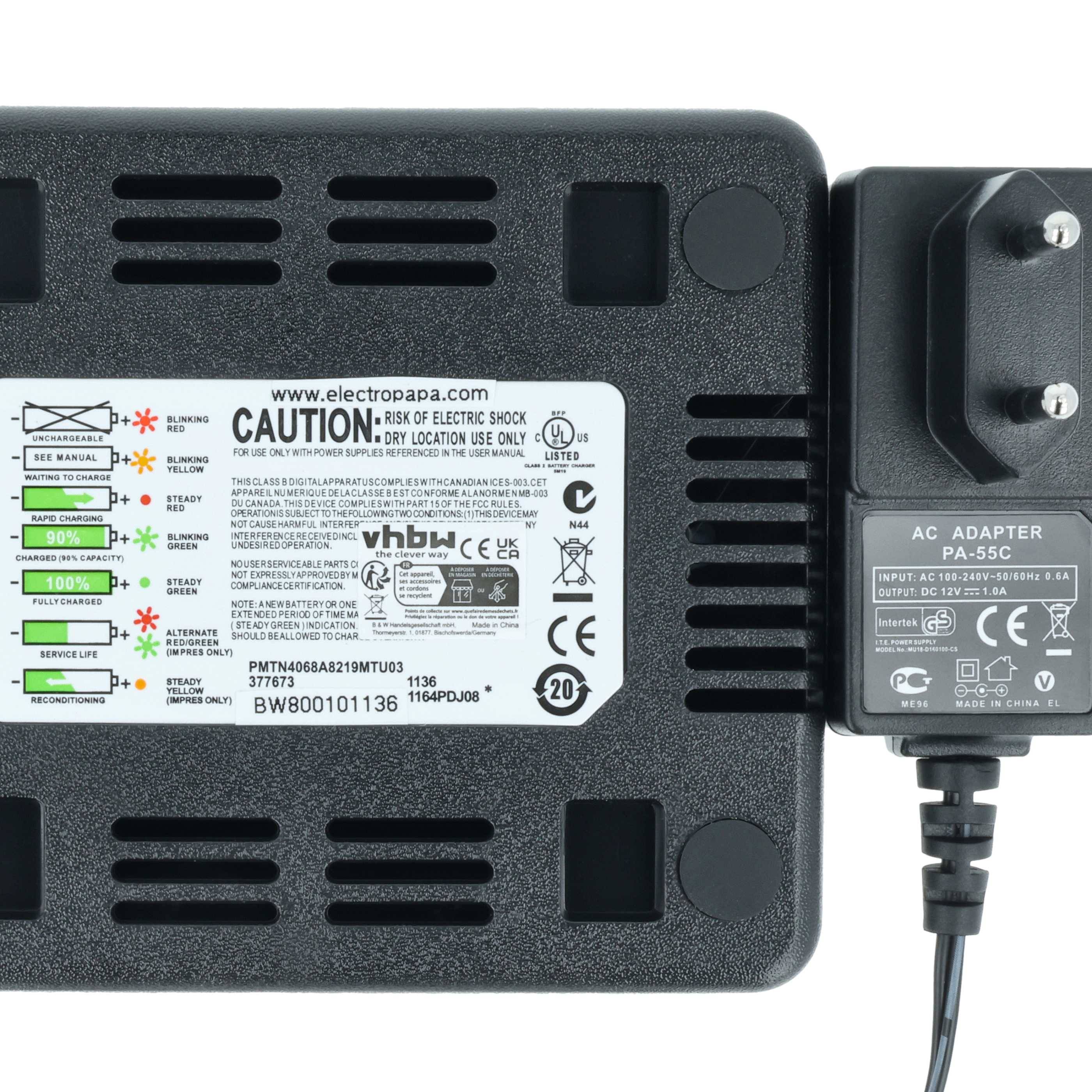 Batterieladegerät zeigt Vorsichtsmaßnahmen und Ladeindikatoren an; angeschlossenes Netzteil mit Branding und technischen Daten.