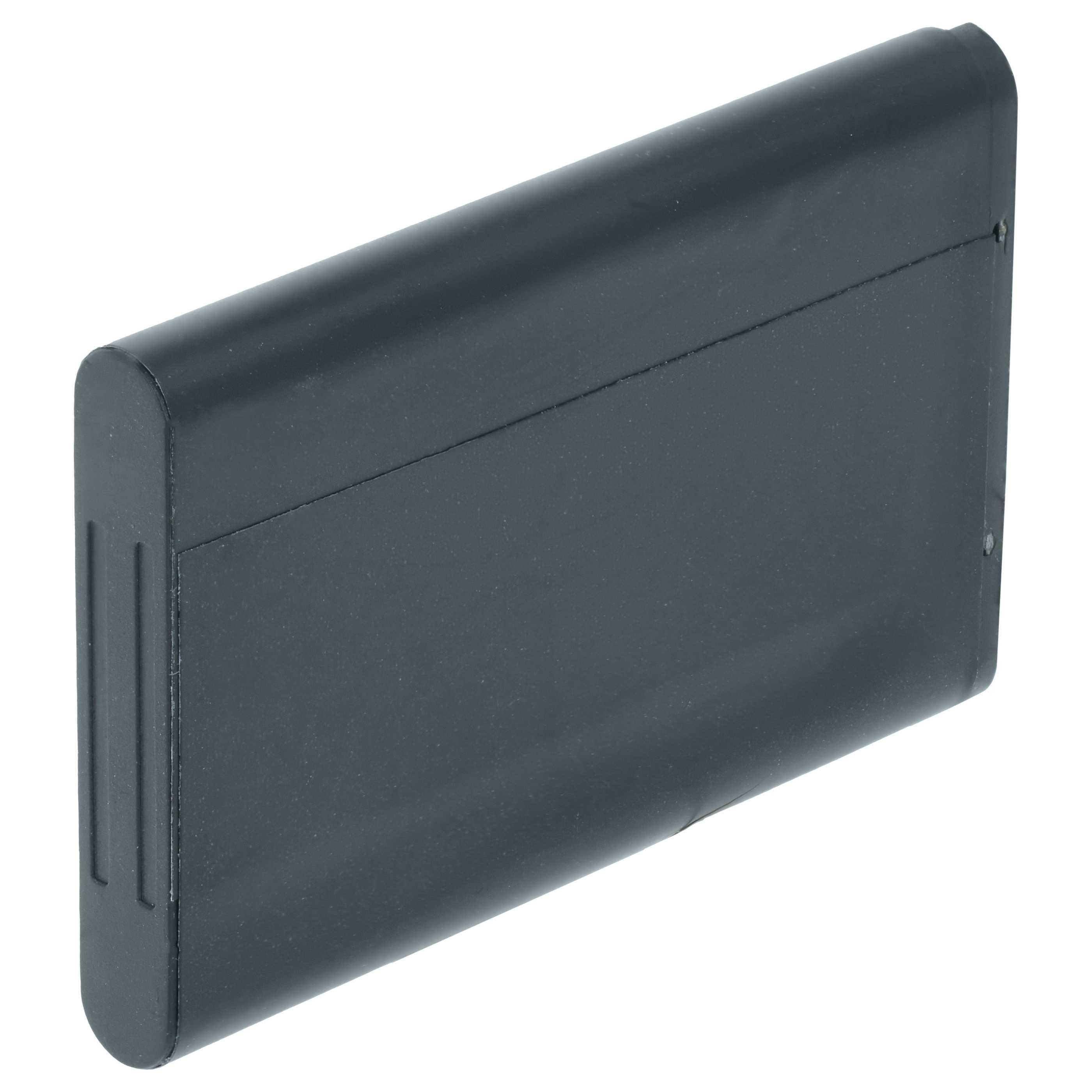 Eine schlanke, schwarze rechteckige Batterie mit glatter Oberfläche und abgerundeten Kanten, in einer flachen, geneigten Seitenansicht dargestellt.