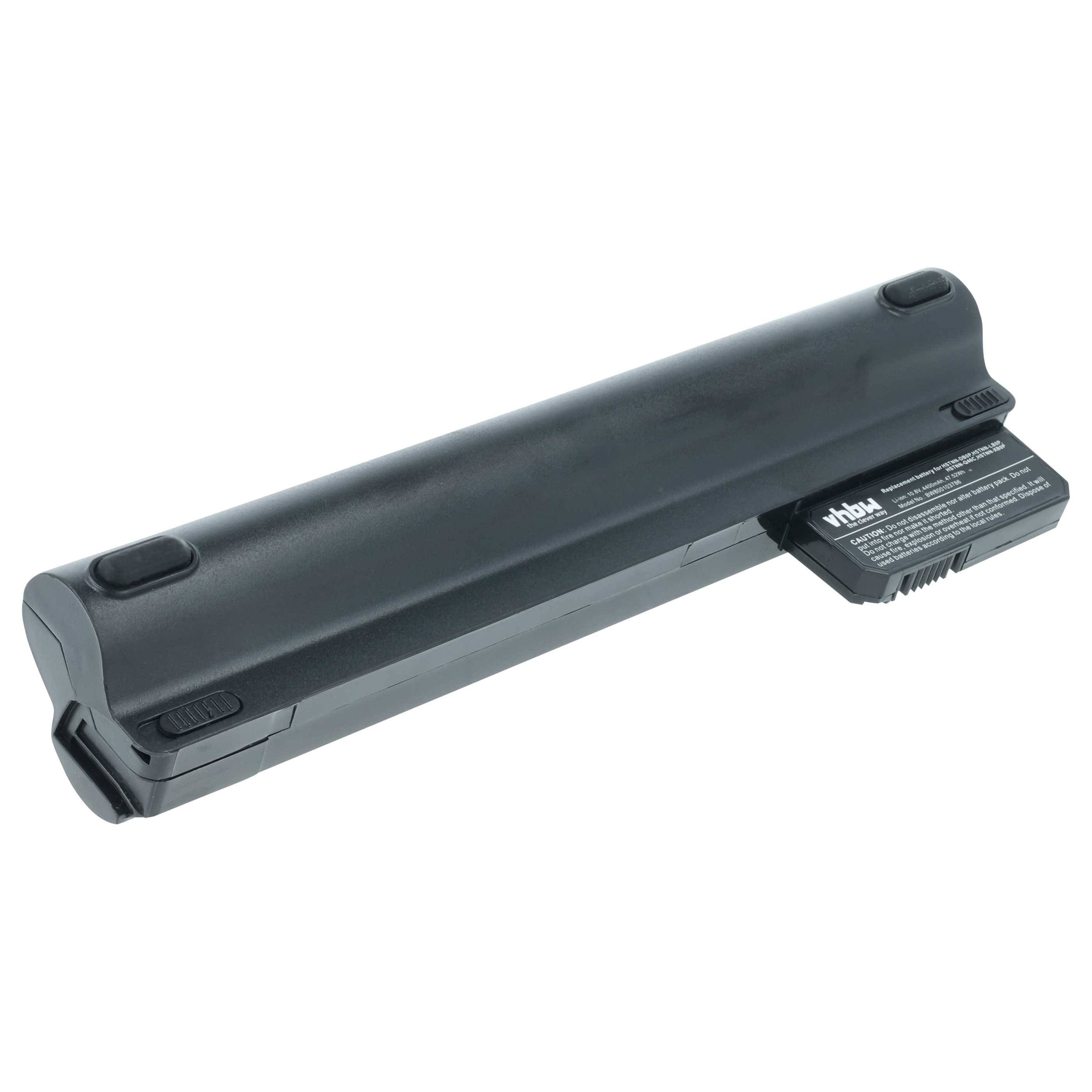 Eine schwarze Laptop-Batterie mit auf der Seite aufgedruckten Modellspezifikationen, die für die Kompatibilität mit bestimmten Laptop-Modellen konzipiert ist.