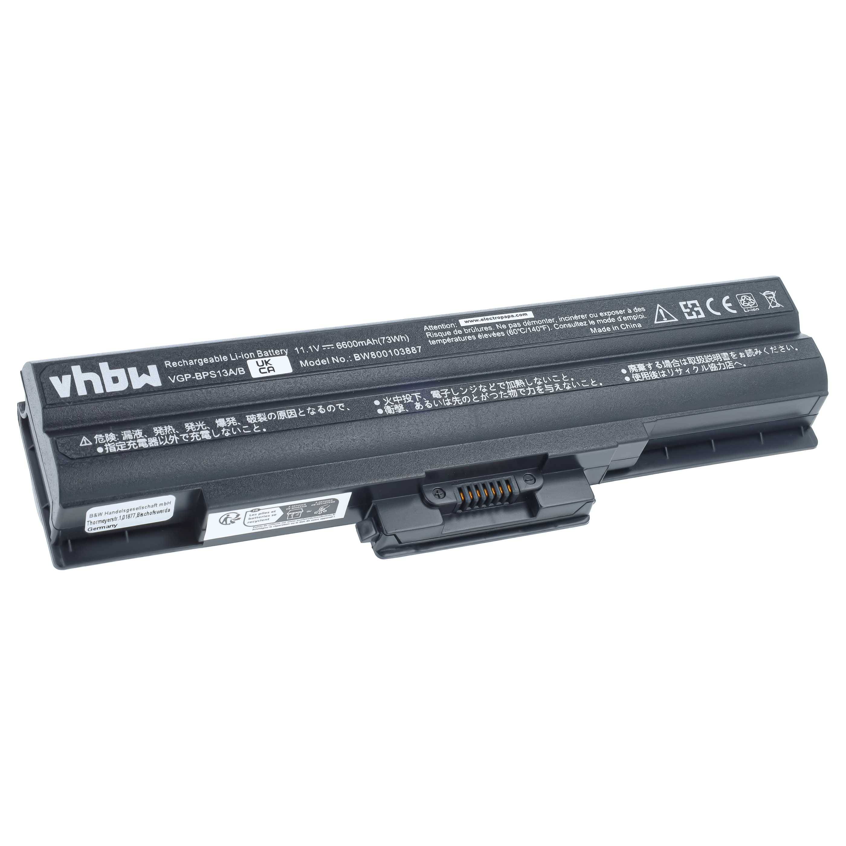 Schwarzes vhbw wiederaufladbares Laptop-Akkupack auf weißem Hintergrund, mit sichtbarem Etikettentext und Stecker.