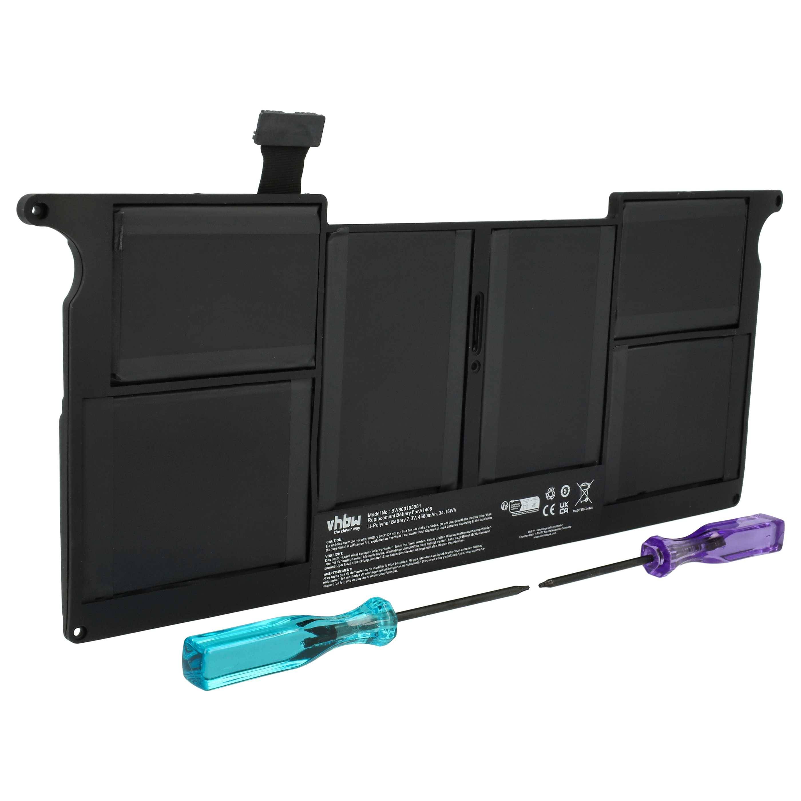 Schwarze Laptop-Batterie mit Herstellerkennzeichnungen, begleitet von einem blau und violett gefärbten Schraubendreher, der vorne zur Größenvergleich oder Installationshilfe platziert ist.