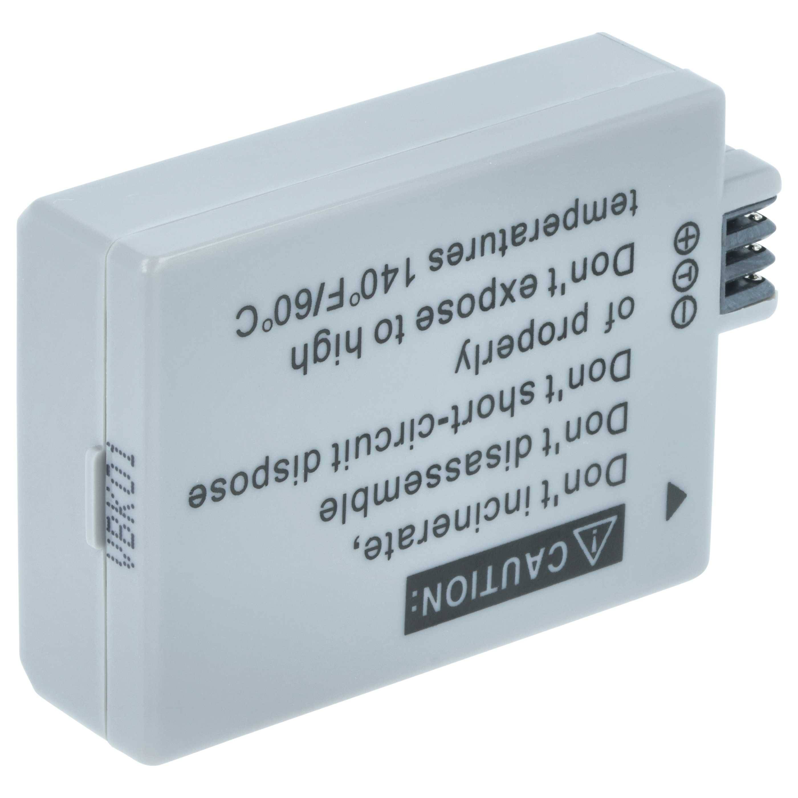 Eine weiße Batterie mit Sicherheitshinweisen auf einer Seite, die darauf hinweist, diese nicht kurzschließen, zerlegen oder hohen Temperaturen aussetzen zu dürfen.
