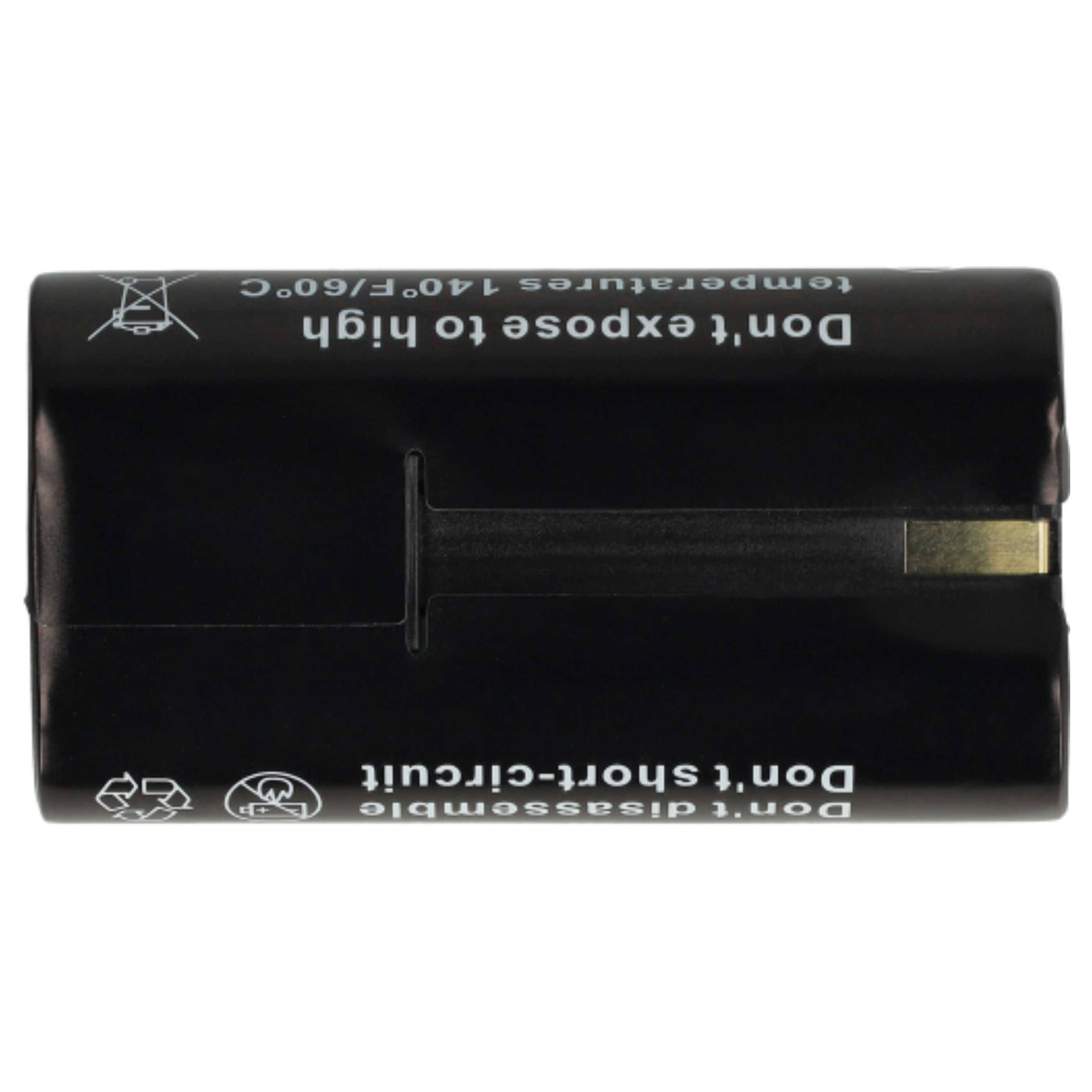 Ein schwarze Batterie mit weißem Text, der darauf hinweist, nicht hohen Temperaturen auszusetzen, Kurzschlüsse zu vermeiden oder zu zerlegen. Zeigt ein Recycling-Symbol.