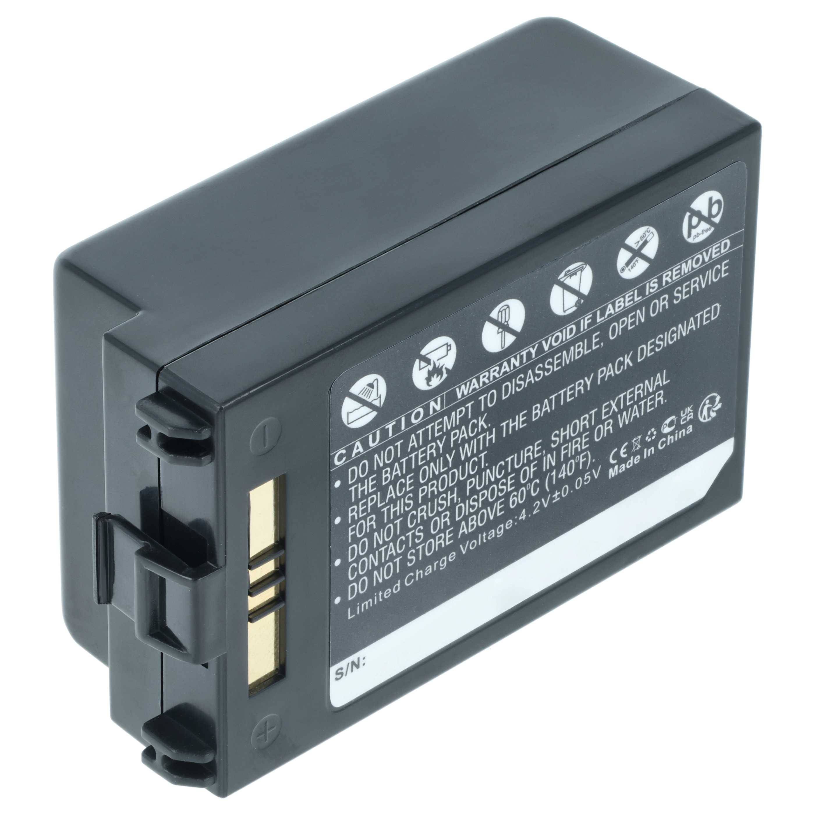 Ein rechteckiger schwarzer Batteriebehälter mit Warnhinweisen, der goldene Kontaktpunkte an der Seite zeigt. Der Text warnt vor Zerlegen und Wasserexposition.