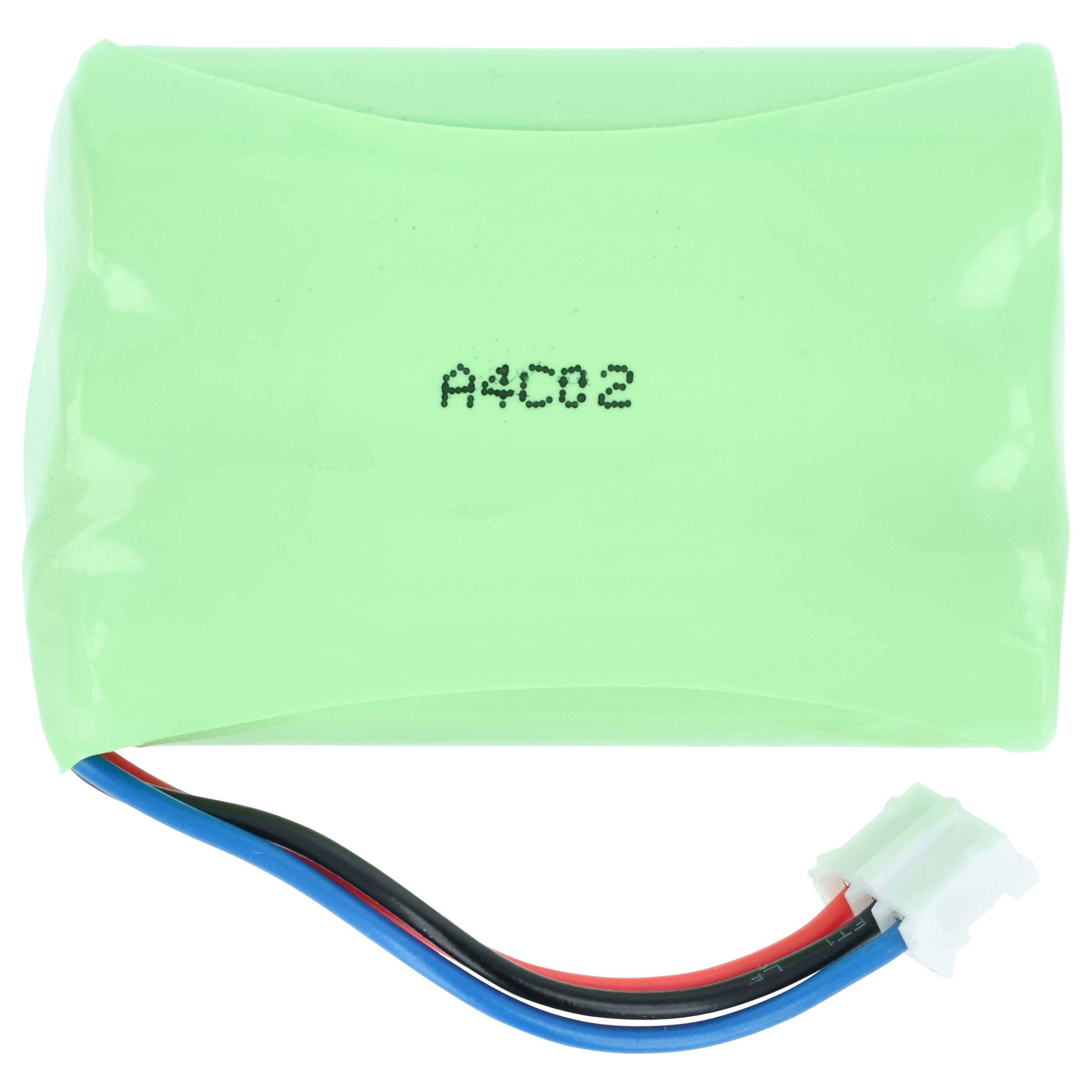 Ein grüner, aufladbarer Akkupack mit einem schwarzen, roten und blauen Kabel, das an einen weißen Stecker angeschlossen ist. Der Text 'A4C32' ist darauf gedruckt.