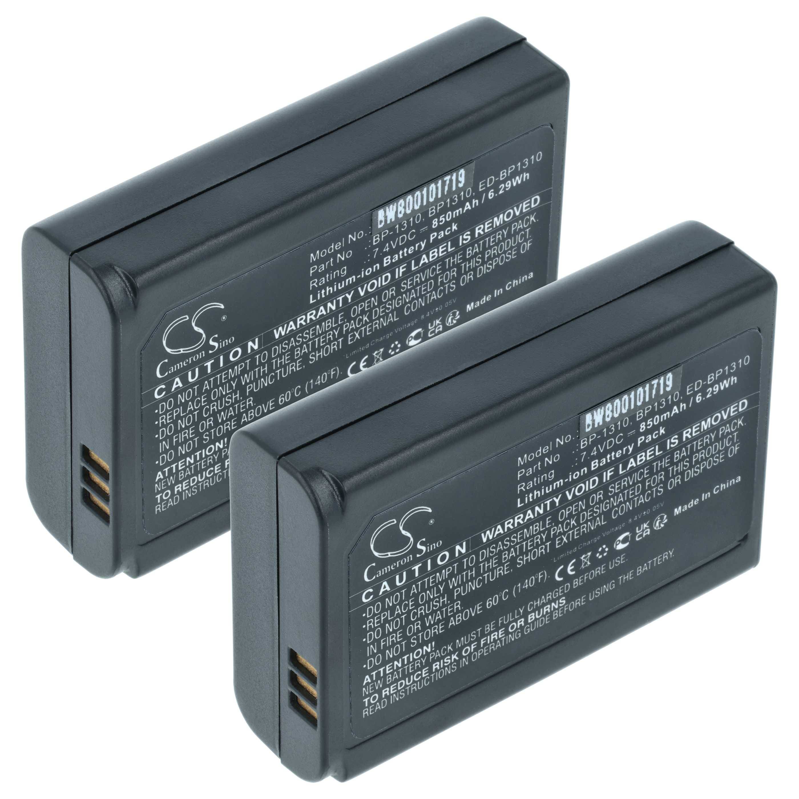 Zwei rechteckige schwarze Batterien mit Etiketten, die Modell- und Warnhinweisdetails anzeigen. Steckerverbinder sind an den Seiten sichtbar.