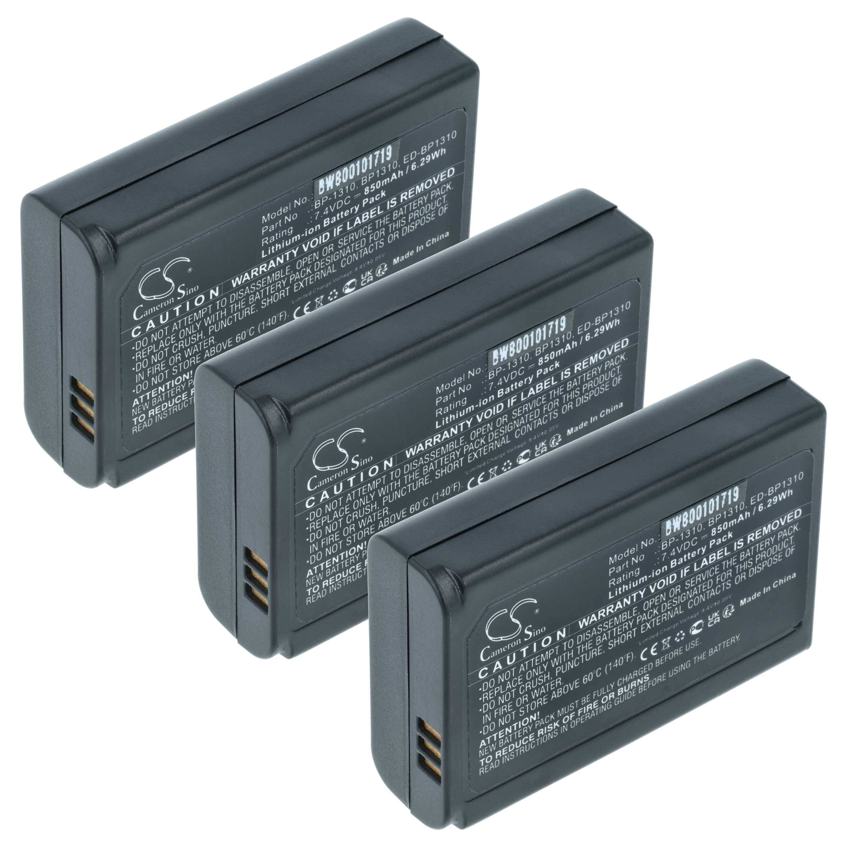 Drei rechteckige schwarze Batteriepackungen mit Warnhinweisen, von einem Winkel aus betrachtet, mit Anschlüssen an der Seite.