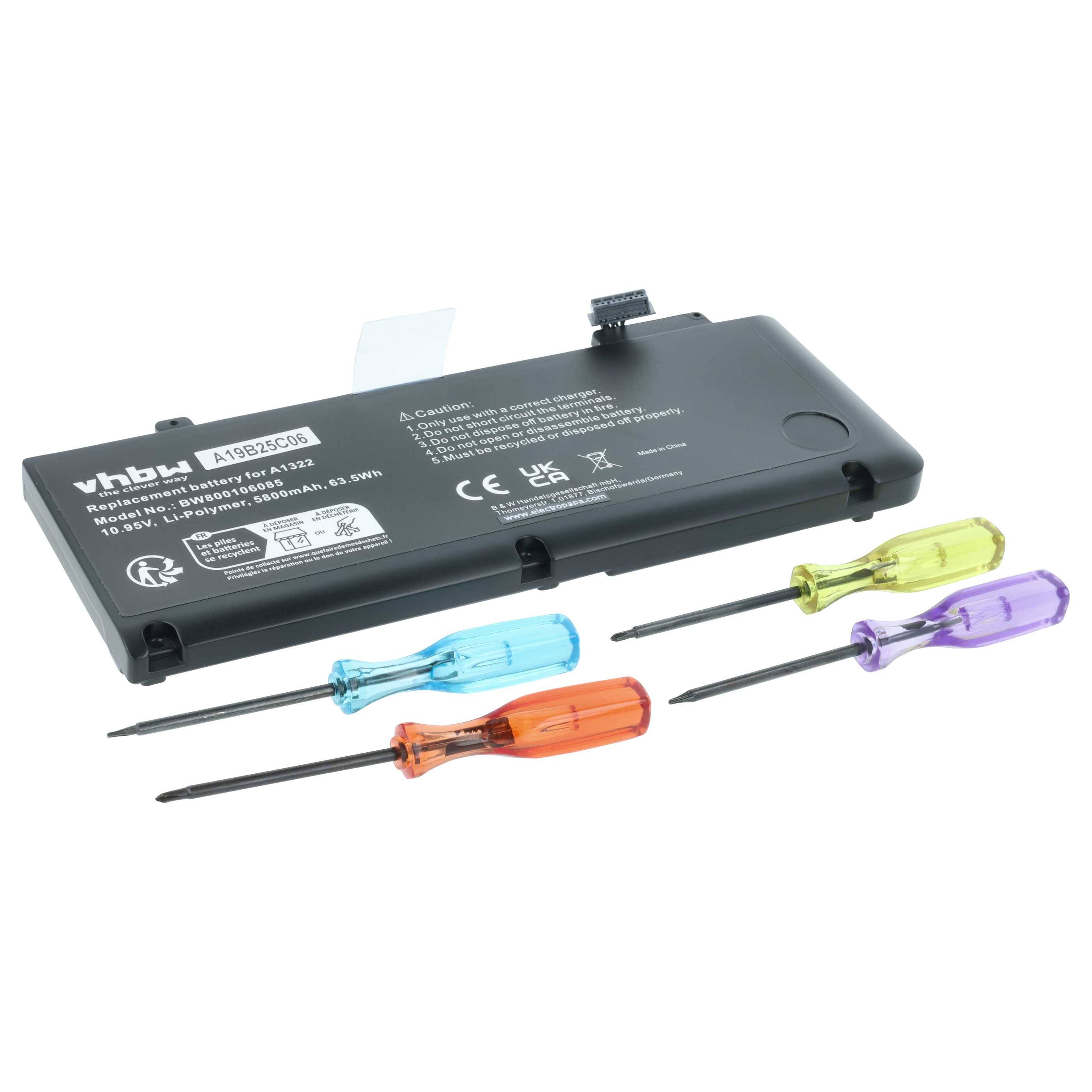 Eine schwarze Laptop-Batterie mit Spezifikationen und vier farbenfrohen Schraubenziehern daneben, jeweils in Blau, Grün, Orange und Lila.