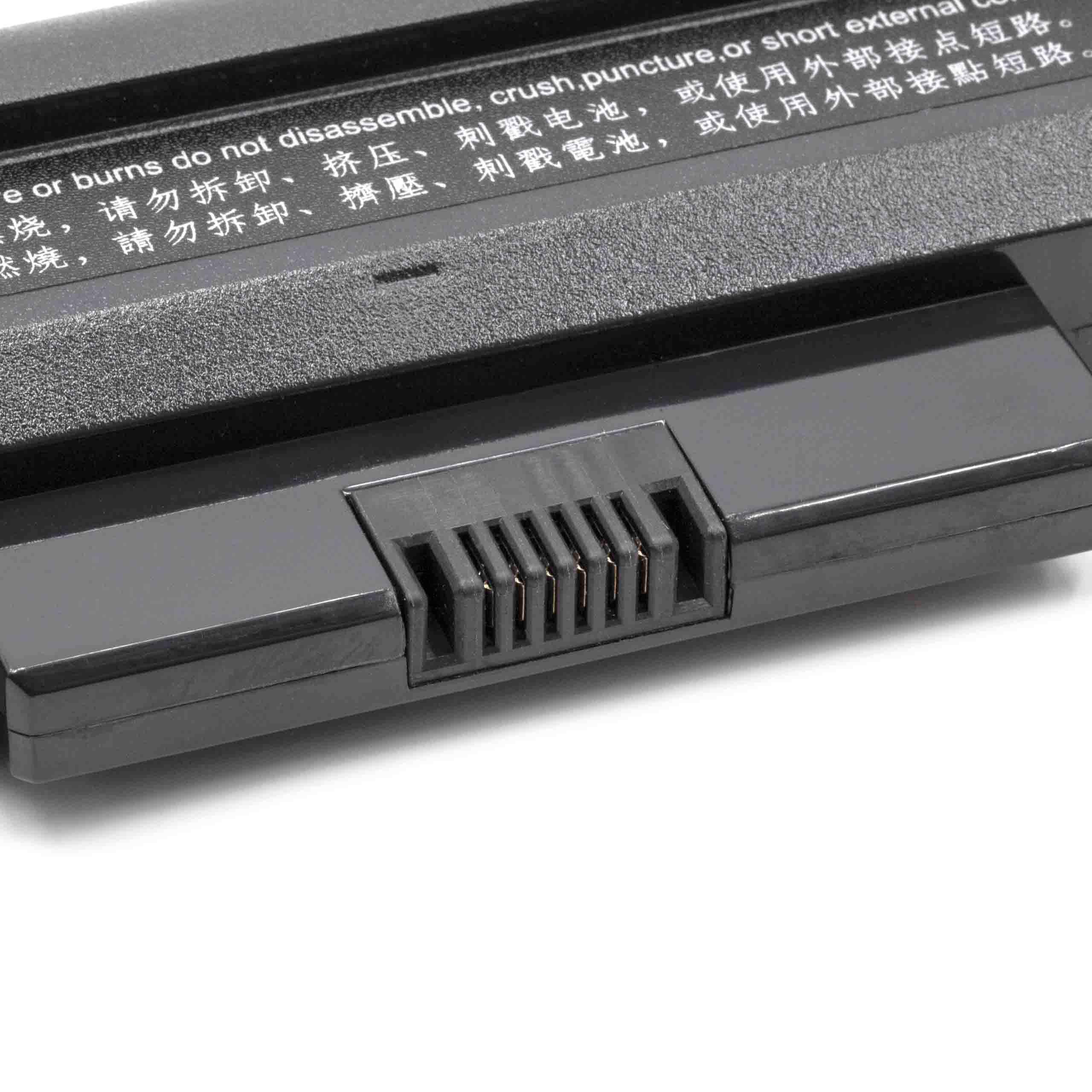 Nahaufnahme eines Laptop-Batterie-Steckers mit Metallkontakten zur Stromversorgung und Datenübertragung. Warntext in mehreren Sprachen ist sichtbar.