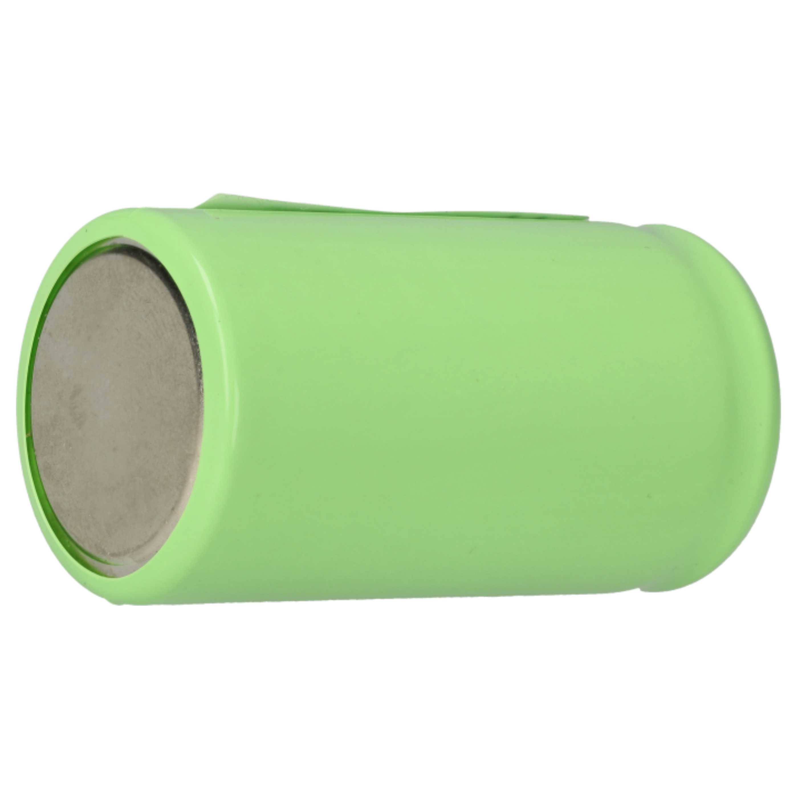 Eine grüne zylindrische Batterie mit einem Metallkontakt an einem Ende, horizontal liegend.