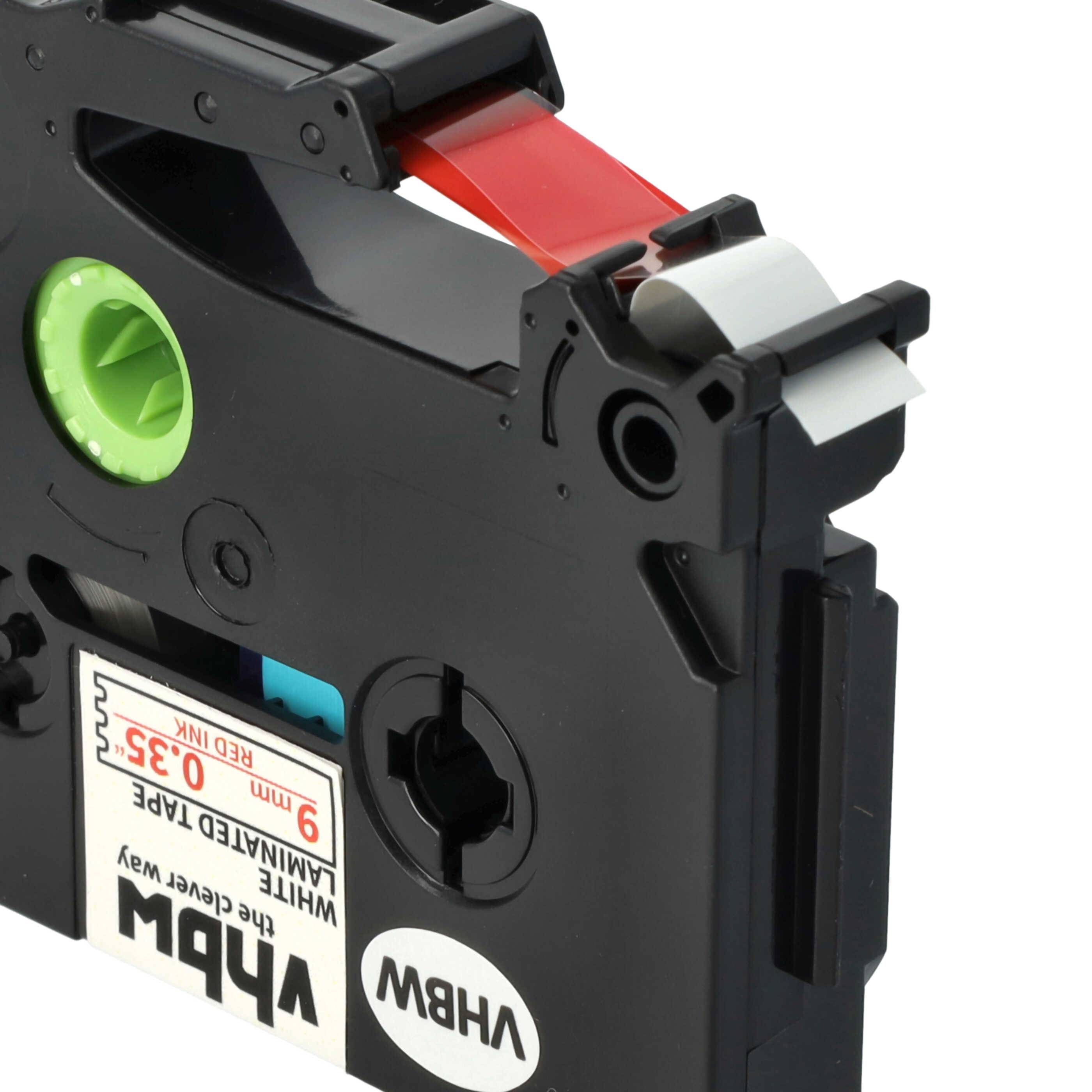 Eine schwarze und rote VHS-Videokassette mit sichtbaren Tonbandspulen und einer Beschriftung mit '9 mm'. Die Kassette verfügt über ein grünes Spulrad.