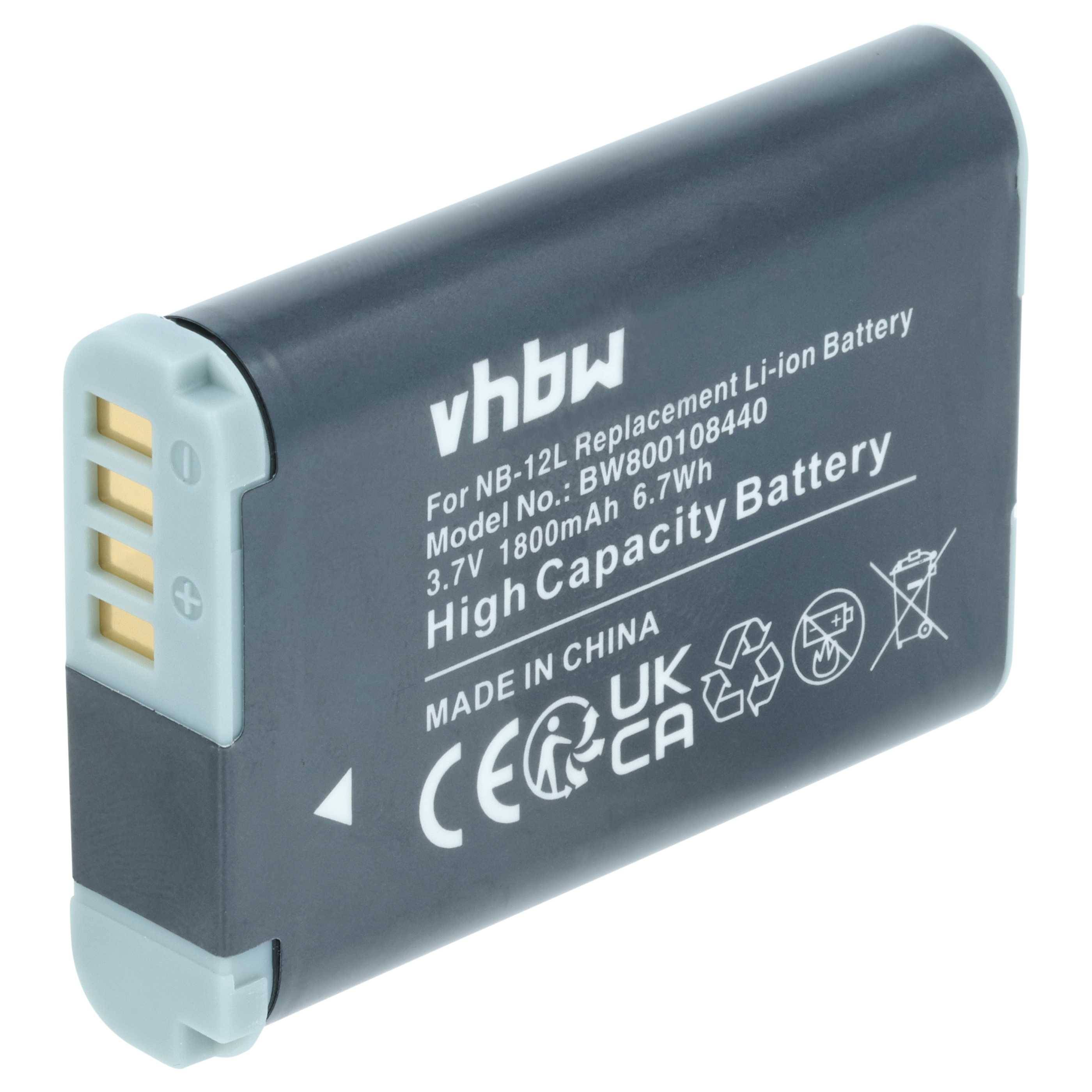Ein Lithium-Ionen-Ersatzakku für das Modell NB-12L, mit 1800mAh Kapazität und 6,7Wh Energieinhalt. Enthält Zertifizierungszeichen und Recycling-Symbole.