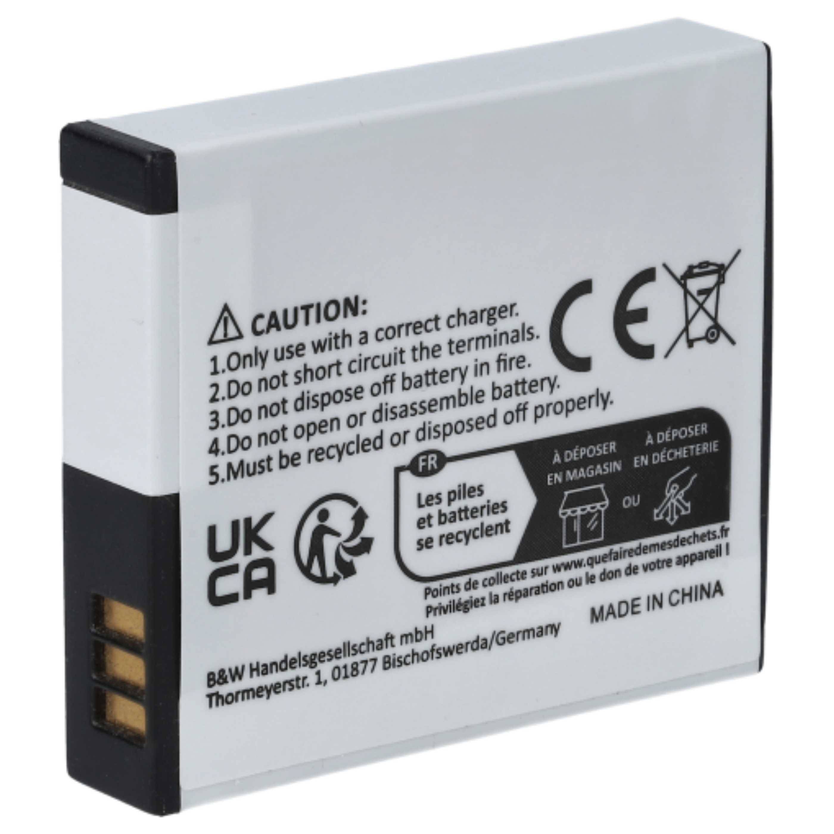 Eine kleine rechteckige Lithium-Ionen-Batterie mit gedruckten Vorsichtshinweisen und Recycling-Symbolen auf ihrer Oberfläche. Hergestellt in China.