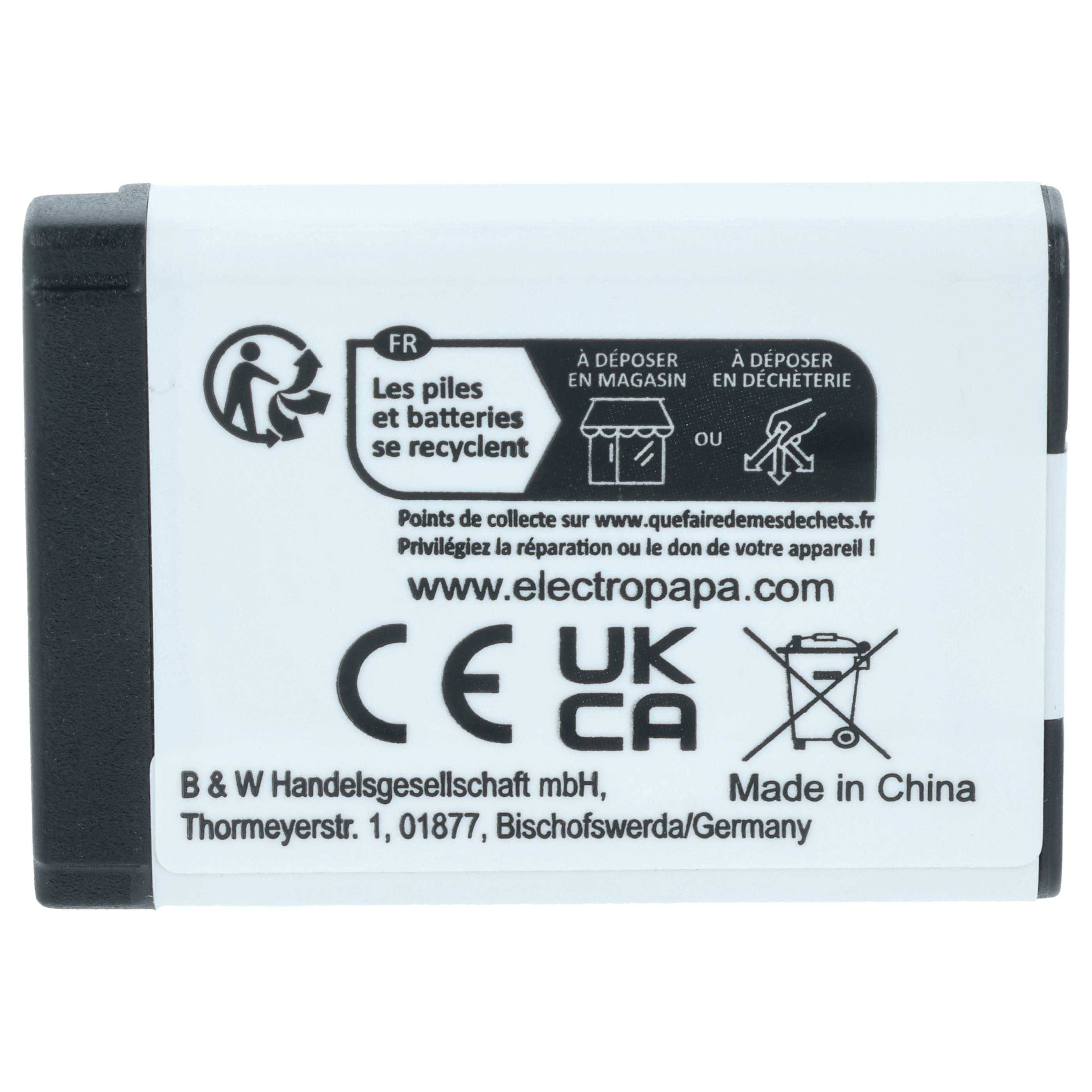 Akkupack zeigt Recycling-Symbole, Markenname und Herstellungsinformationen. Text gibt Hinweise zur Batterieentsorgung und zum Recycling.