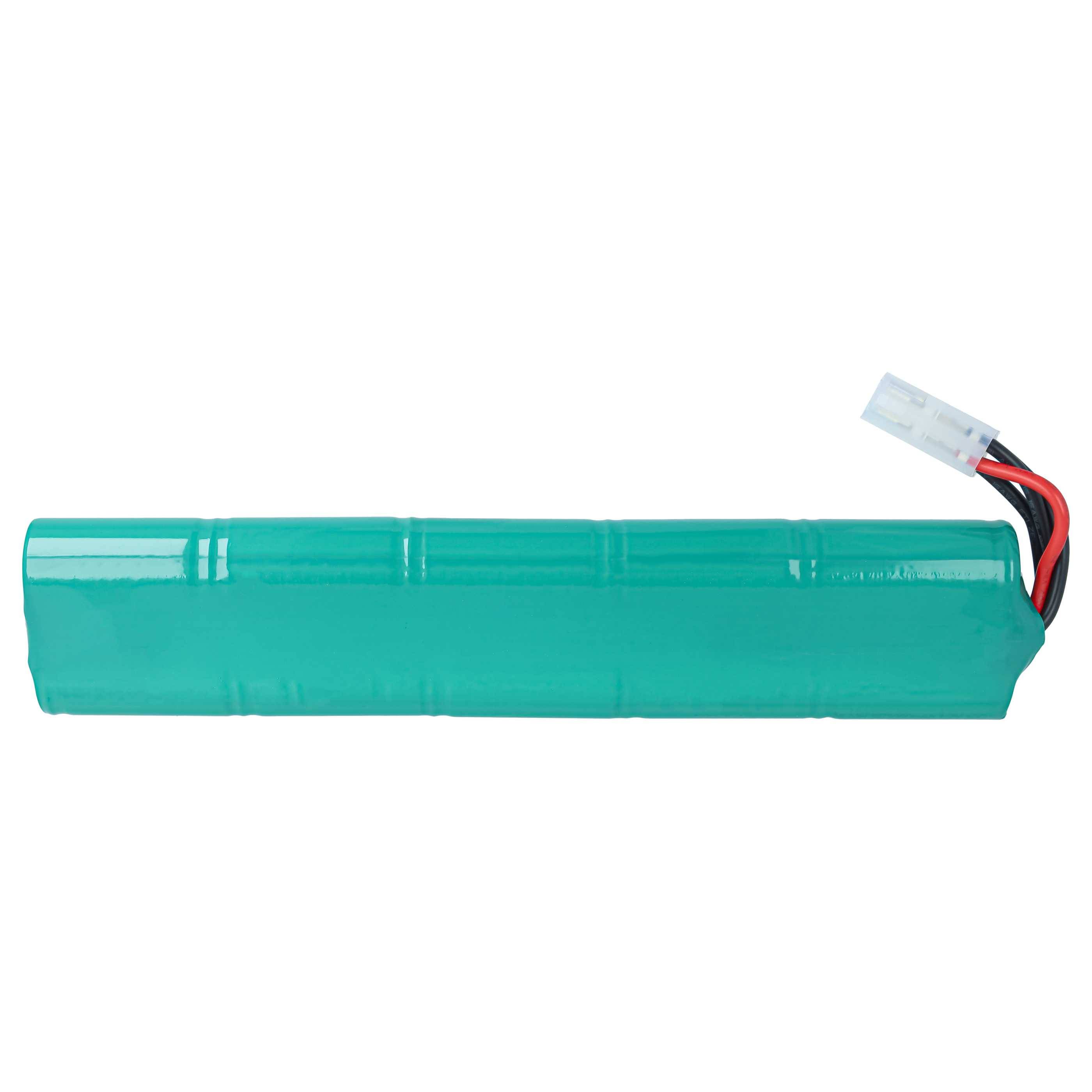 Grüne zylindrische Batteriepac mit Drähten und Stecker auf weißem Hintergrund.