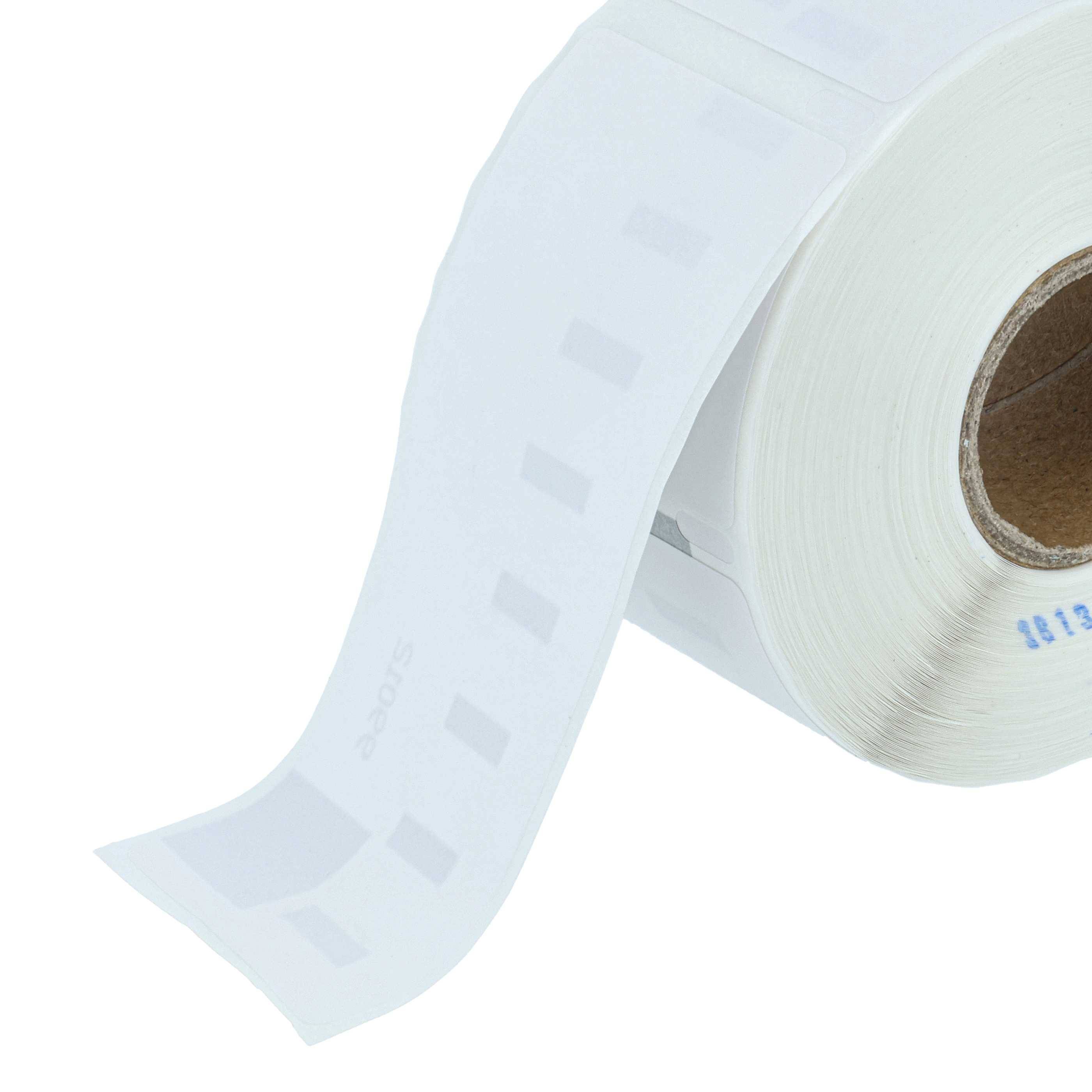 Eine Rolle von weißen Etiketten mit Barcodes und Perforationen ist teilweise abgerollt und zeigt mehrere Etiketten mit sichtbaren schwarzen Barcodes.
