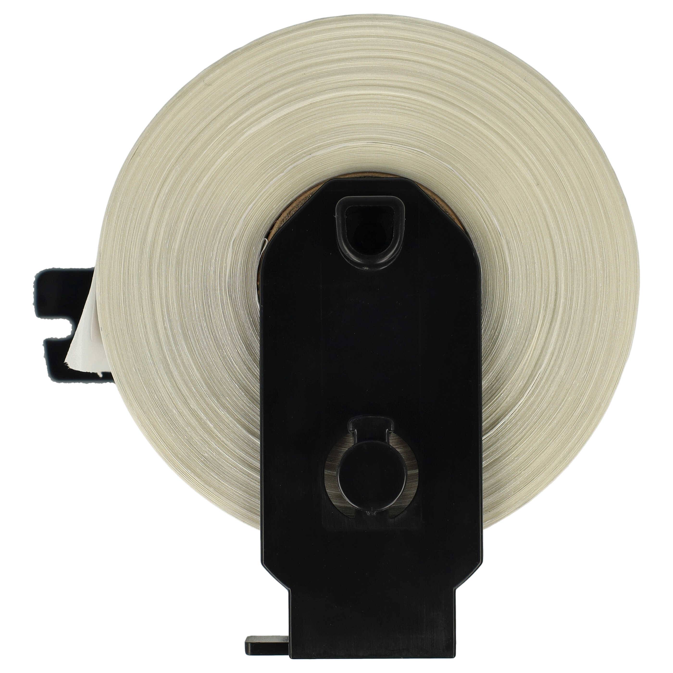 Große Rolle cremefarbenes Klebeband auf einem schwarzen Spenderkern montiert, Vorderansicht vor weißem Hintergrund.