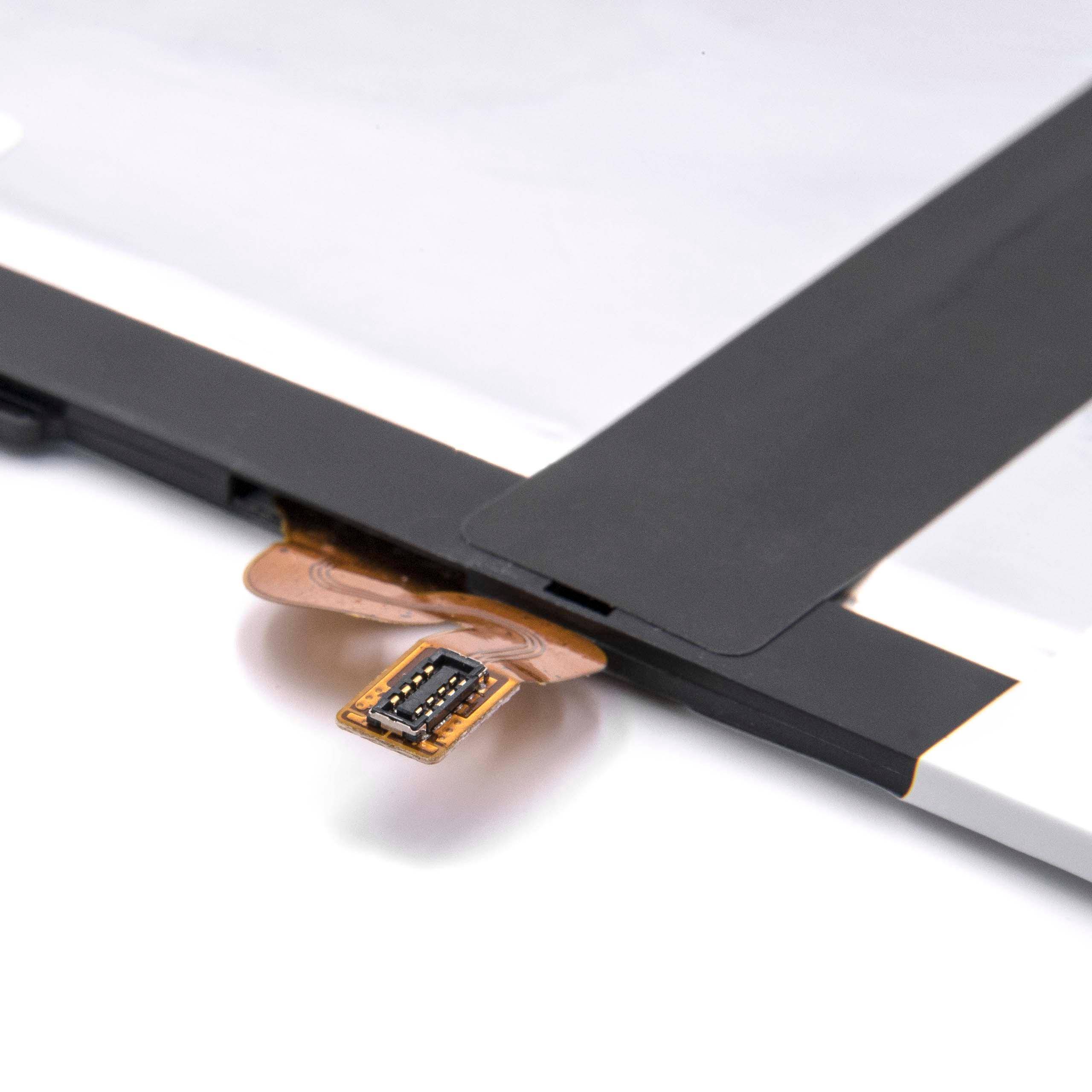Eine Nahaufnahme eines flachen Bandkonnektors, der an einem weißen Elektronikgerätebildschirm befestigt ist und seine goldenen Pins und schwarze Buchse hervorhebt.