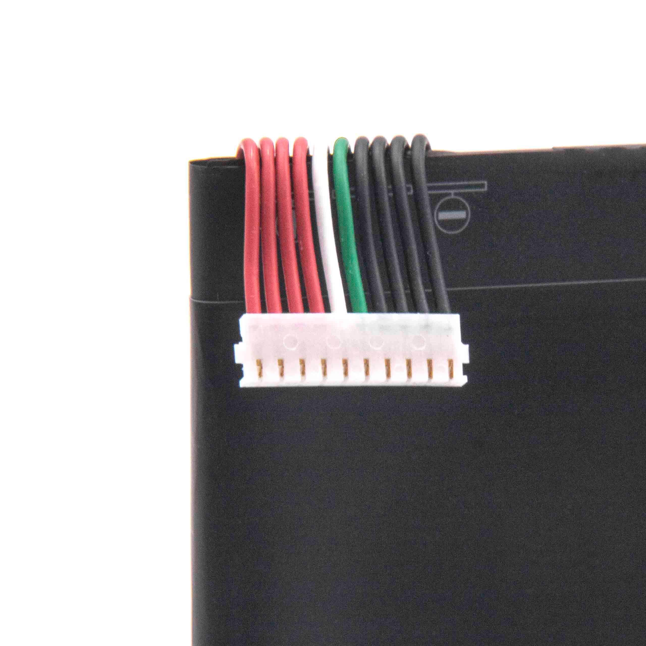 Eine Nahaufnahme eines Lithiumbatterie-Anschlusses mit mehreren farbigen Kabeln: rot, schwarz, weiß und grün, die an einen schwarzen Batteriepack angeschlossen sind.