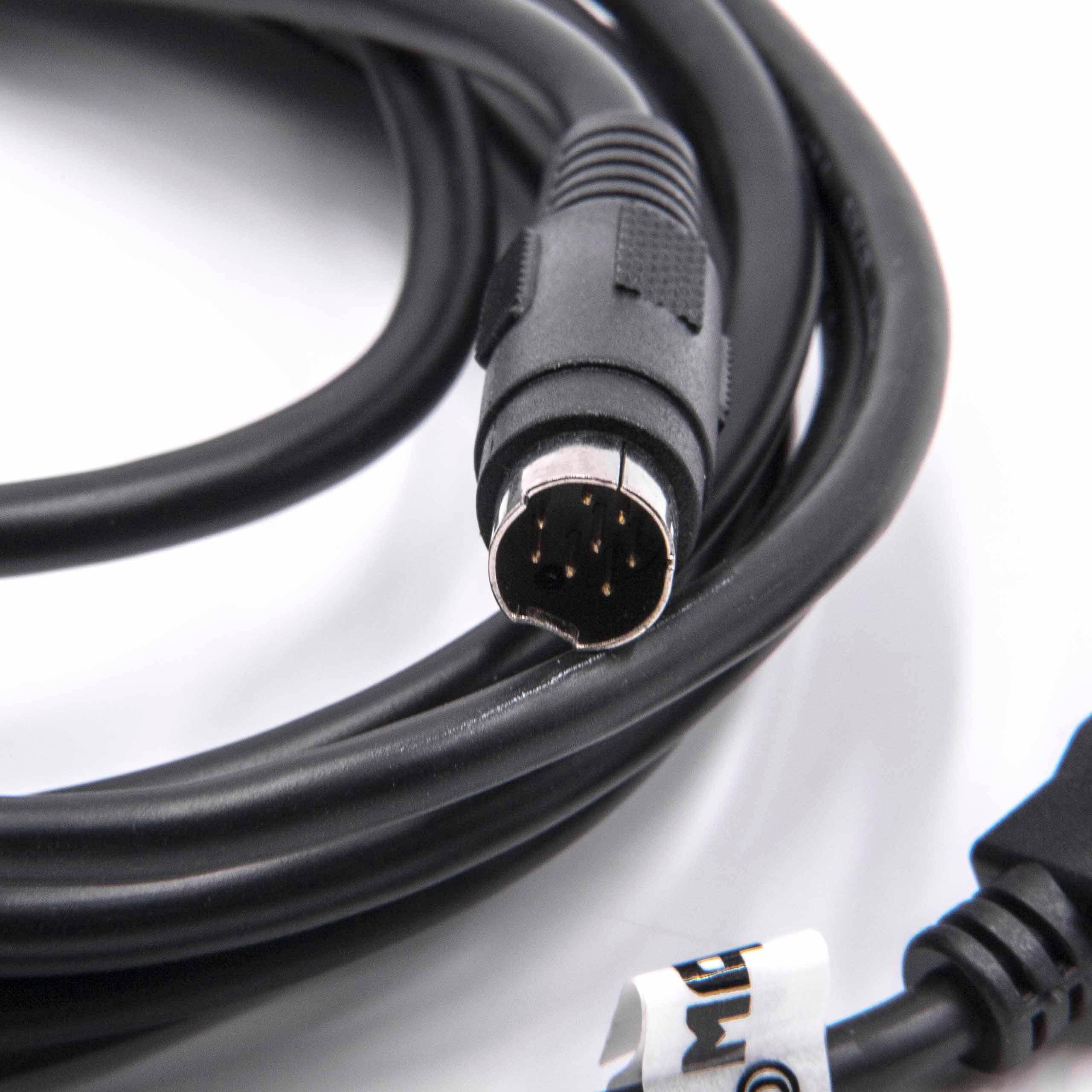 Ein Nahaufnahmebild eines schwarzen elektronischen Kabels mit einem runden, mehrpoligen Stecker auf einer weißen Oberfläche, was auf eine Verwendung für Audio- oder Videogeräte hindeutet.