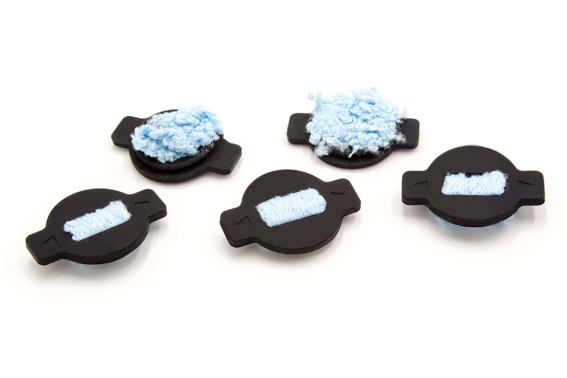 Fünf schwarze Kunststoff-Steckverbinder zum Aufclipsen mit hellblauem Flaum oder Schaum, dargestellt auf weißem Hintergrund.