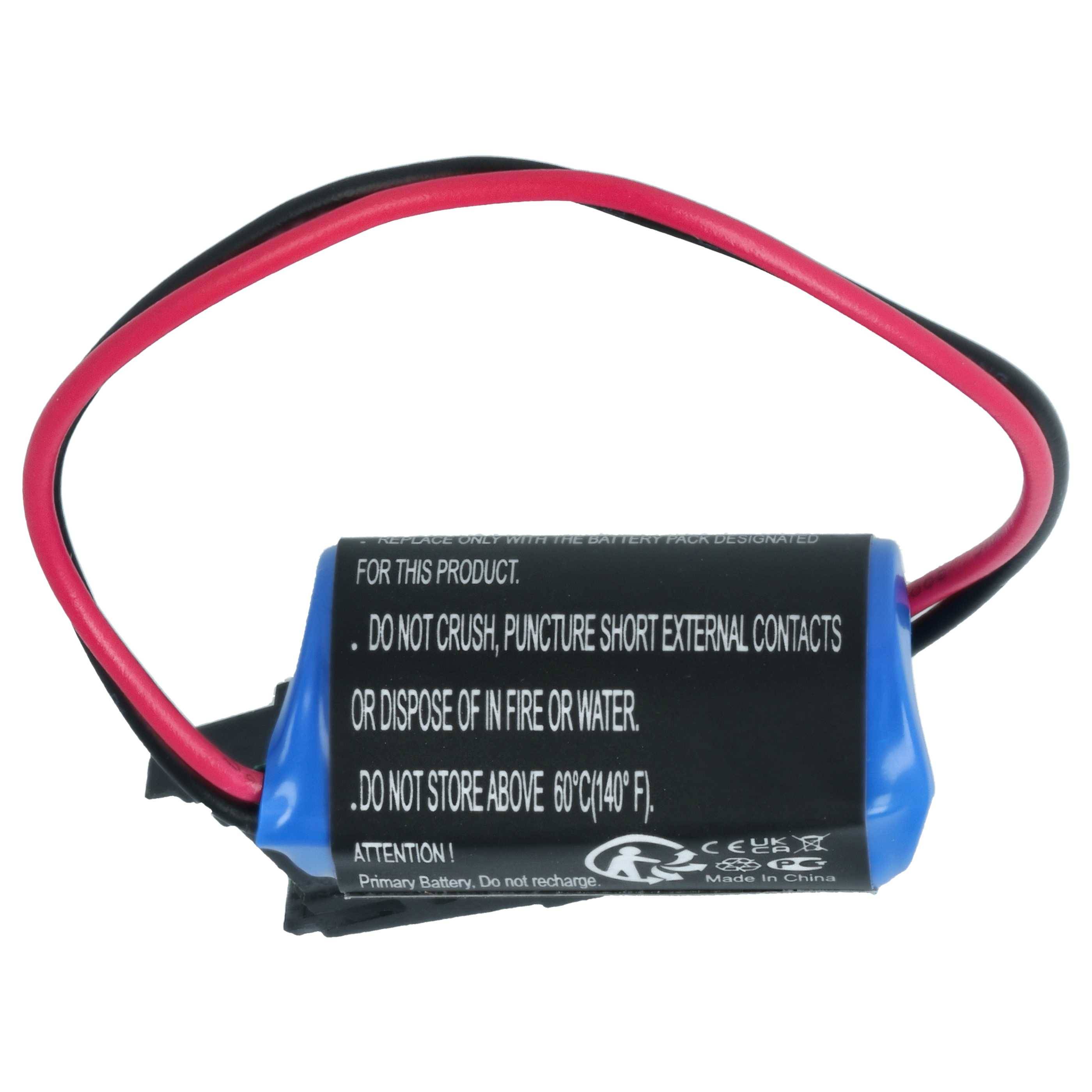 Eine schwarz-blaue Batterie mit roten und schwarzen Drähten. Ein Warnschild weist darauf hin, die Batterie nicht zu zerquetschen, durchzustoßen, Feuer oder Wasser auszusetzen oder über 60°C (140°F) zu lagern.
