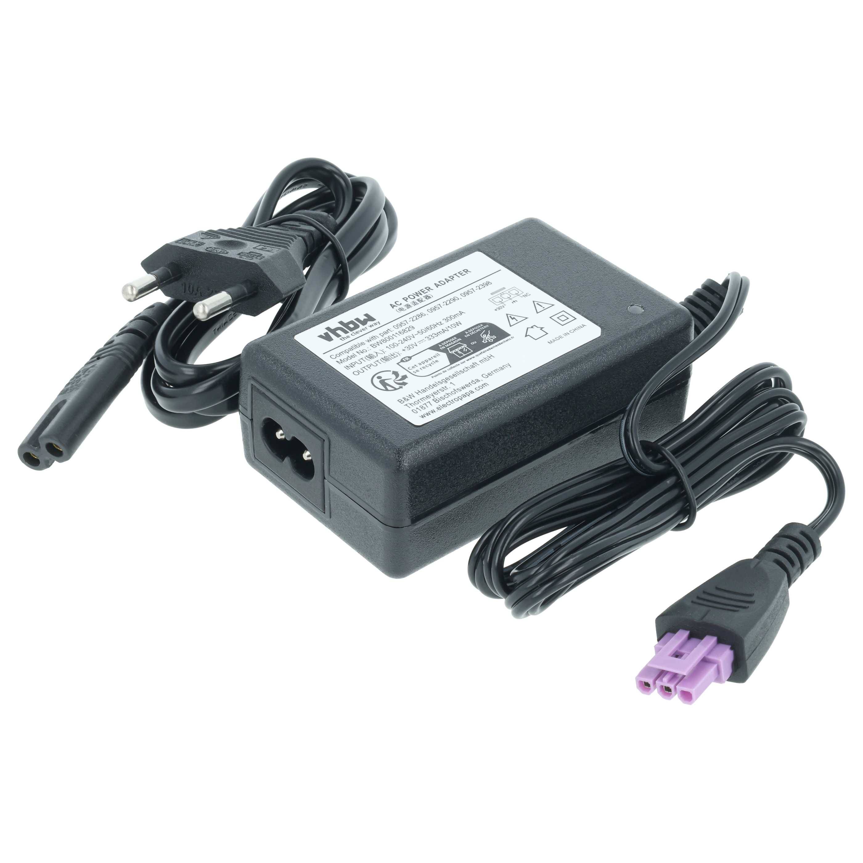 Schwarzer Stromadapter mit angebautem Stromstecker, Stromkabel und violettem Anschluss auf weißem Hintergrund.