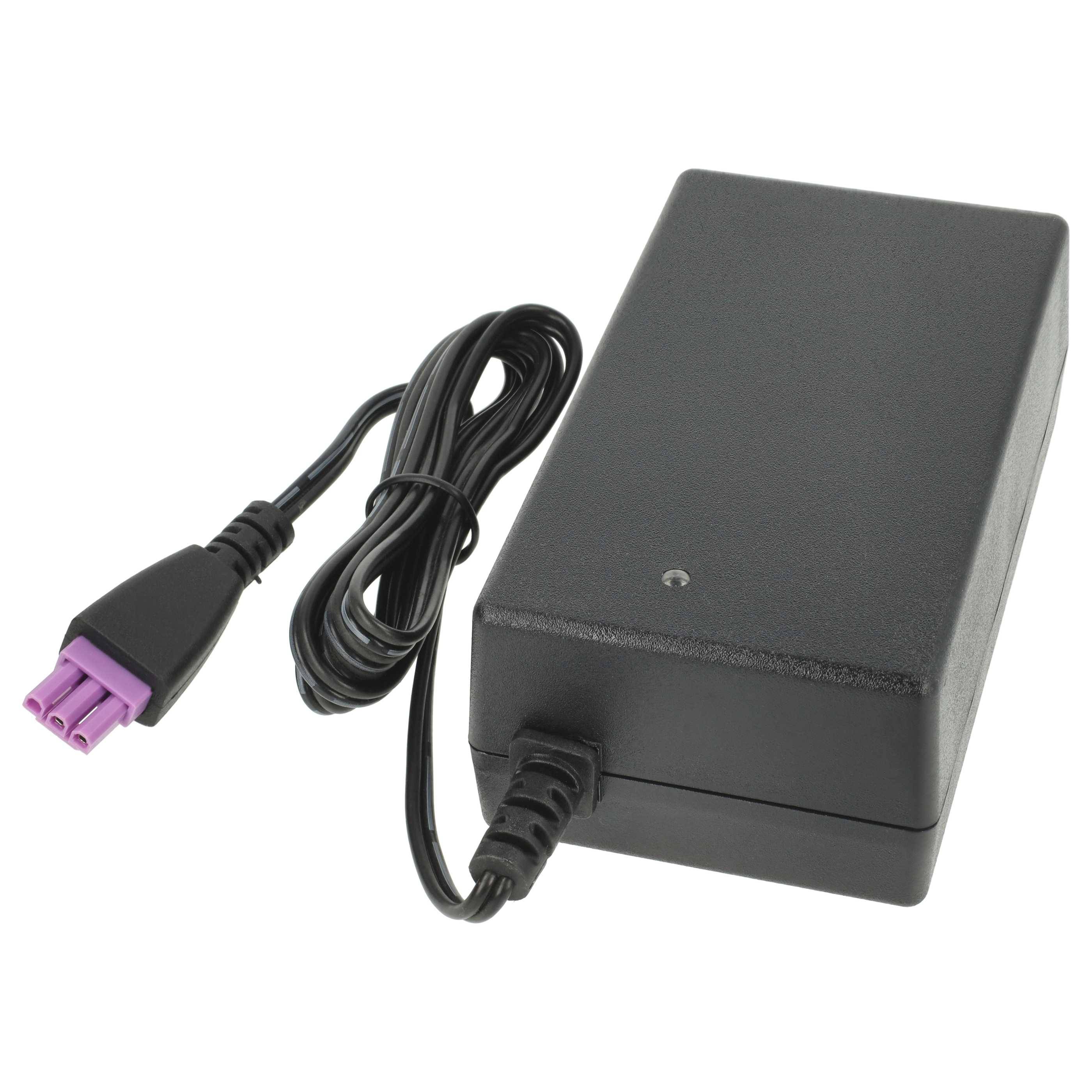 Schwarzer Netzteil mit angeschlossenem Kabel, das in einen violetten Stecker endet, auf weißem Hintergrund dargestellt.