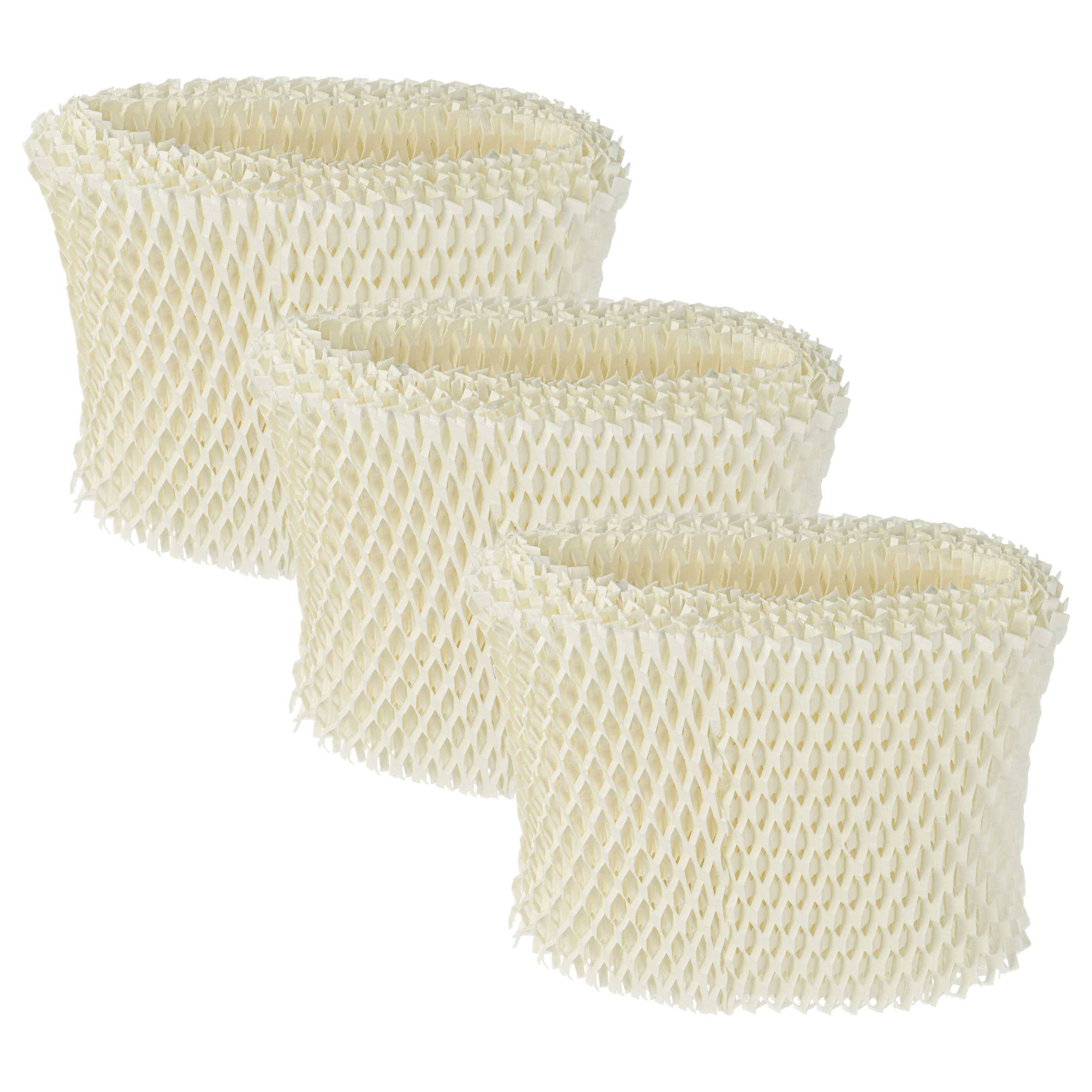 Drei weiße Befeuchtungsfilter mit Wabenstruktur stehen aufrecht in einer Reihe mit gleichmäßigem Abstand zueinander.