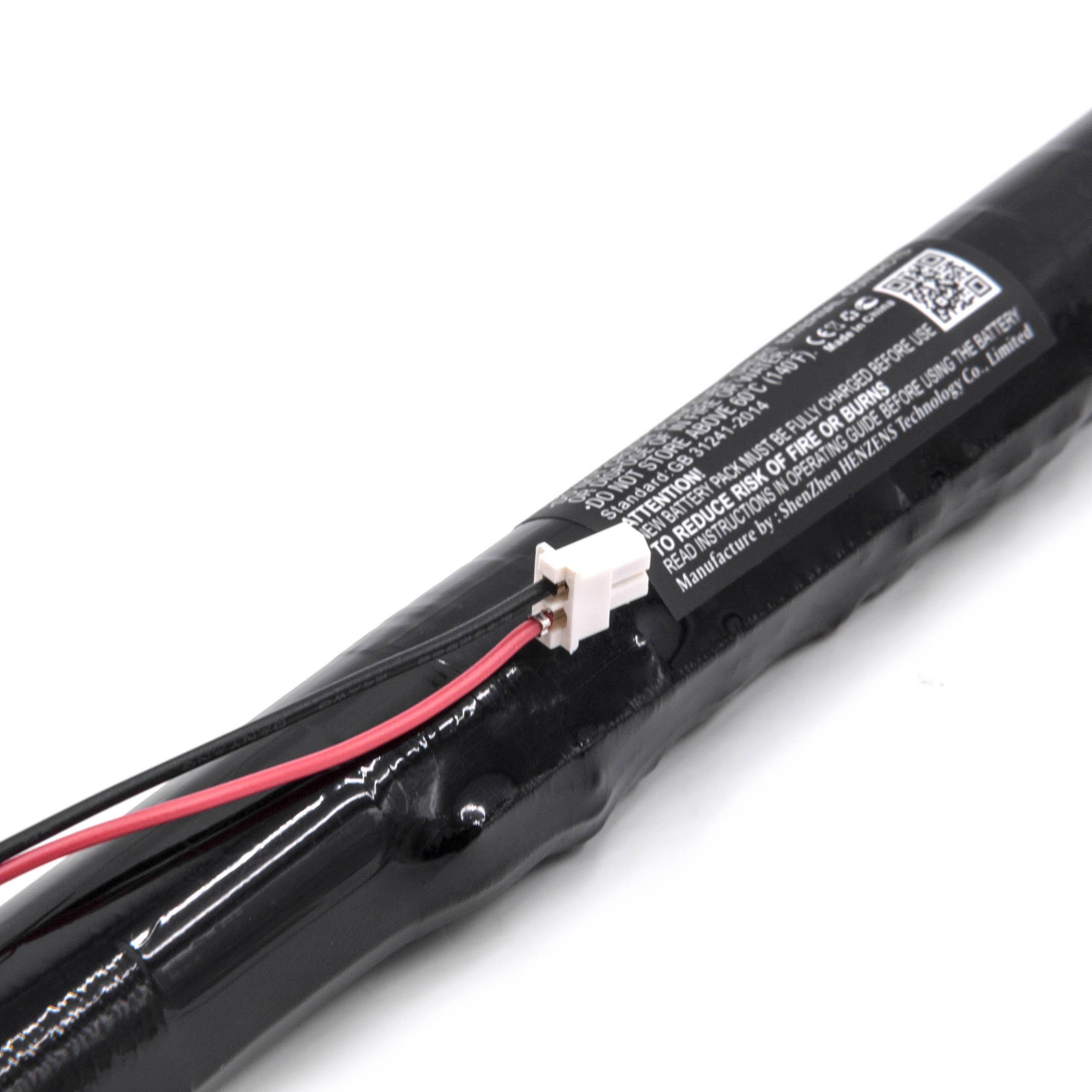 Nahaufnahme eines zylindrischen Akkupacks mit einem kleinen weißen Stecker, der an roten und schwarzen Drähten befestigt ist. Das Etikett zeigt Spezifikationen und Sicherheitssymbole.