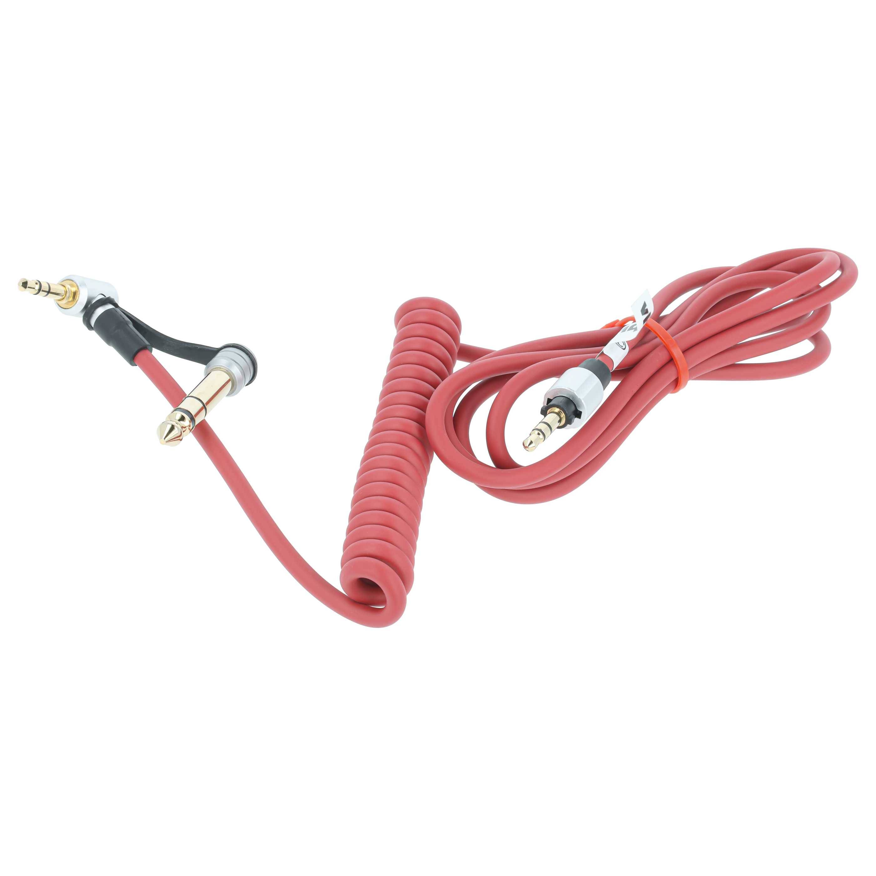 Rotes aufgerolltes 1/4-Zoll-Audiokabel mit vergoldeten Stereosteckern auf weißem Hintergrund.
