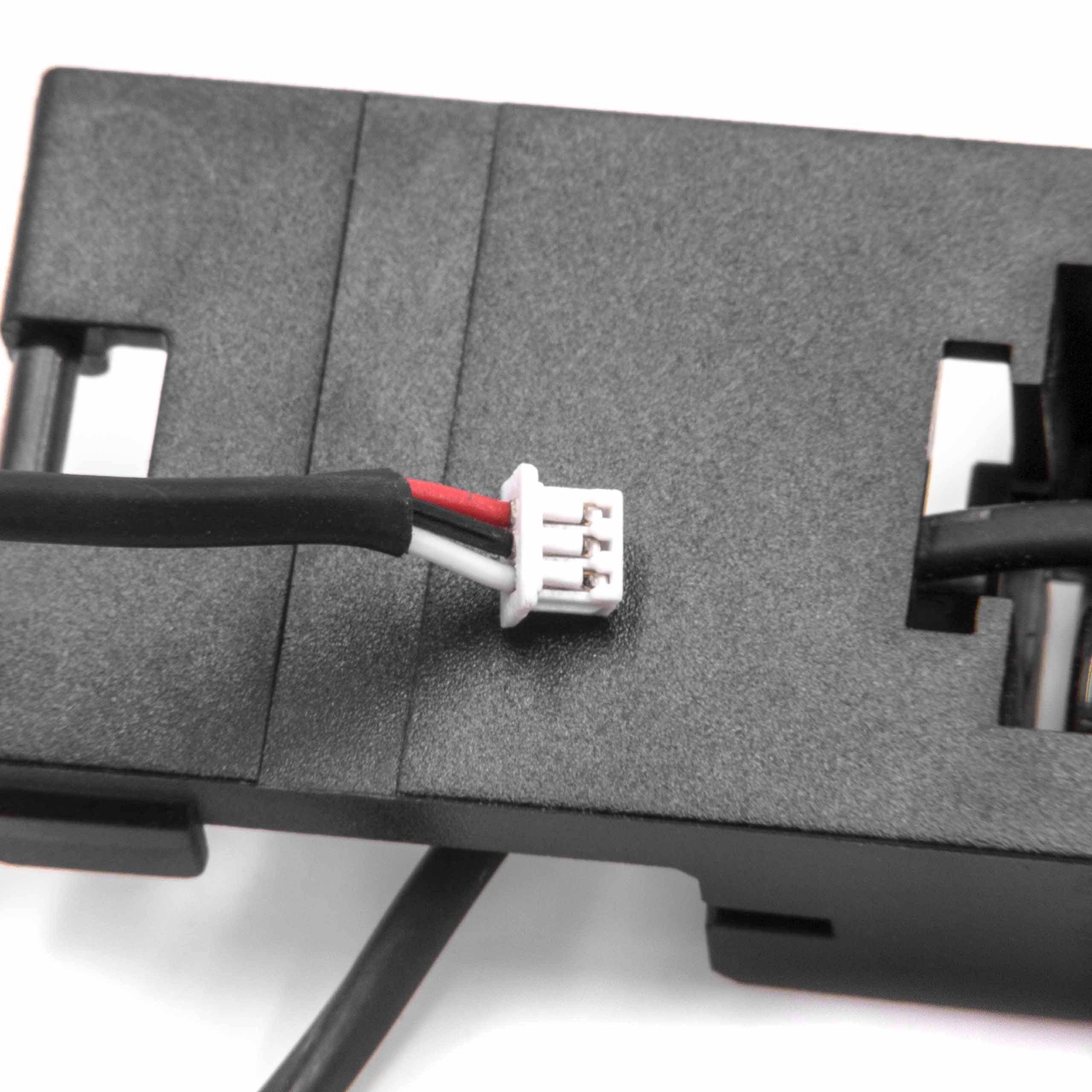 Nahaufnahme eines kleinen weißen 3-poligen Steckers auf schwarzen Kabeln, der in ein graues Gehäuse eines elektronischen Geräts eingesteckt ist.