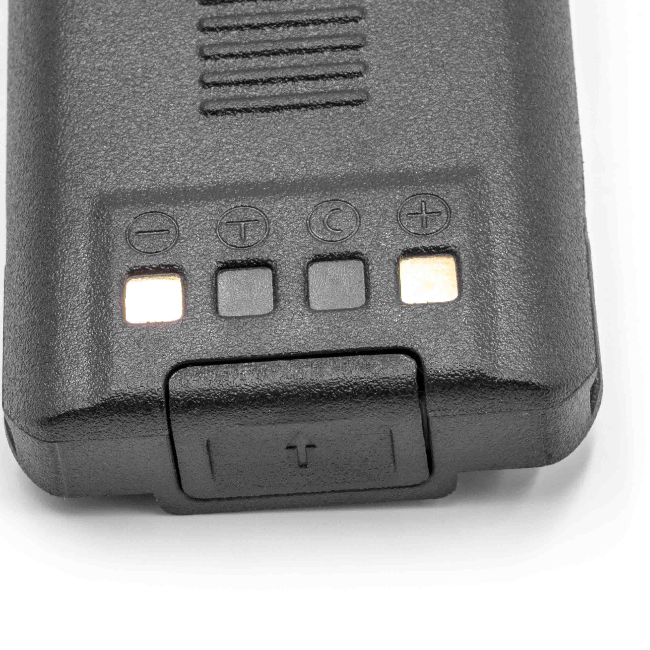 Eine Nahaufnahme eines schwarzen Akkupacks mit vier Anzeigelichtern. Die Lichter auf der linken und rechten Seite sind beleuchtet und zeigen den Batteriezustand an.