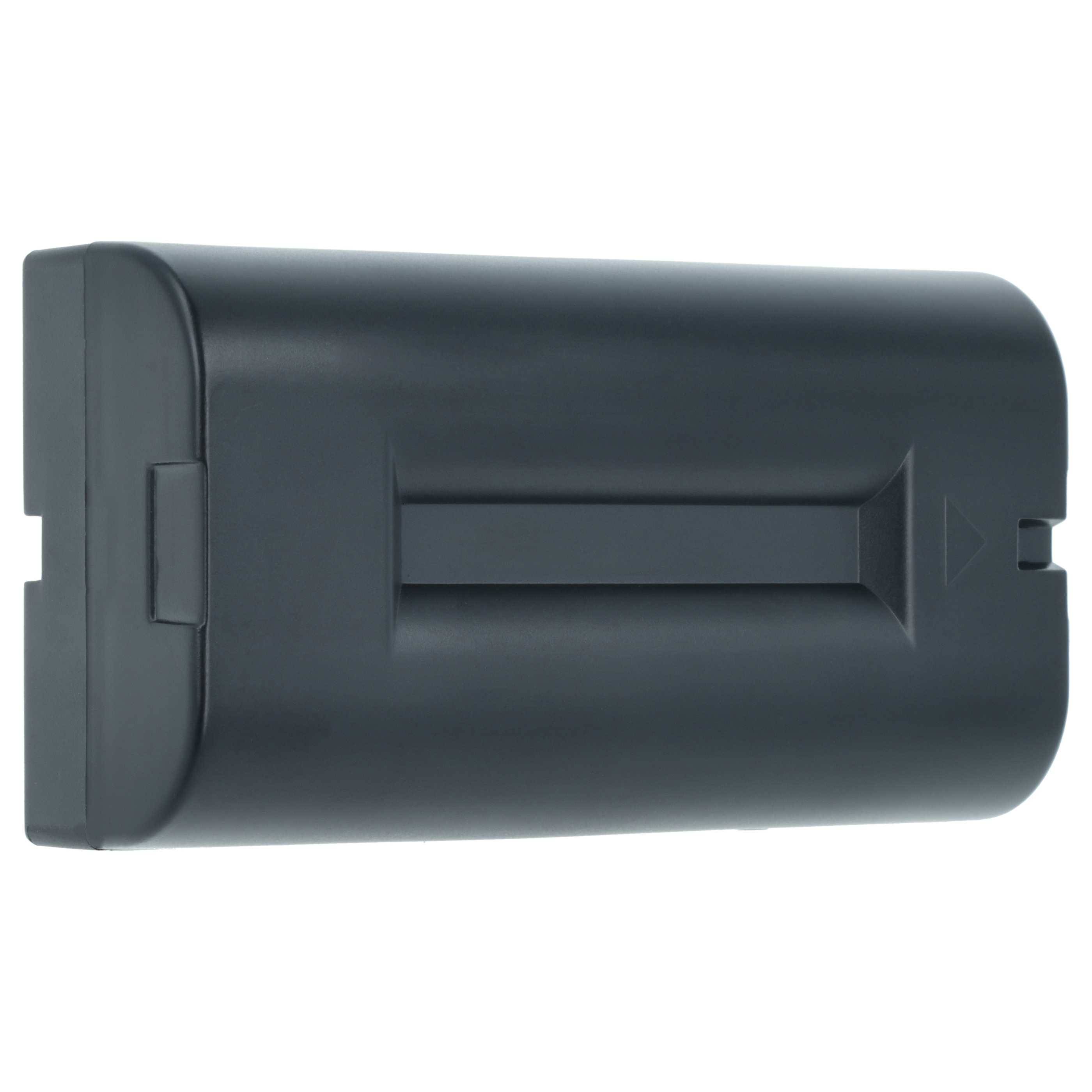 Eine schwarze Kamera-Batterie mit glatter Oberfläche und rechteckiger Form, die eine Nut entlang der Mitte für eine sichere Positionierung aufweist.