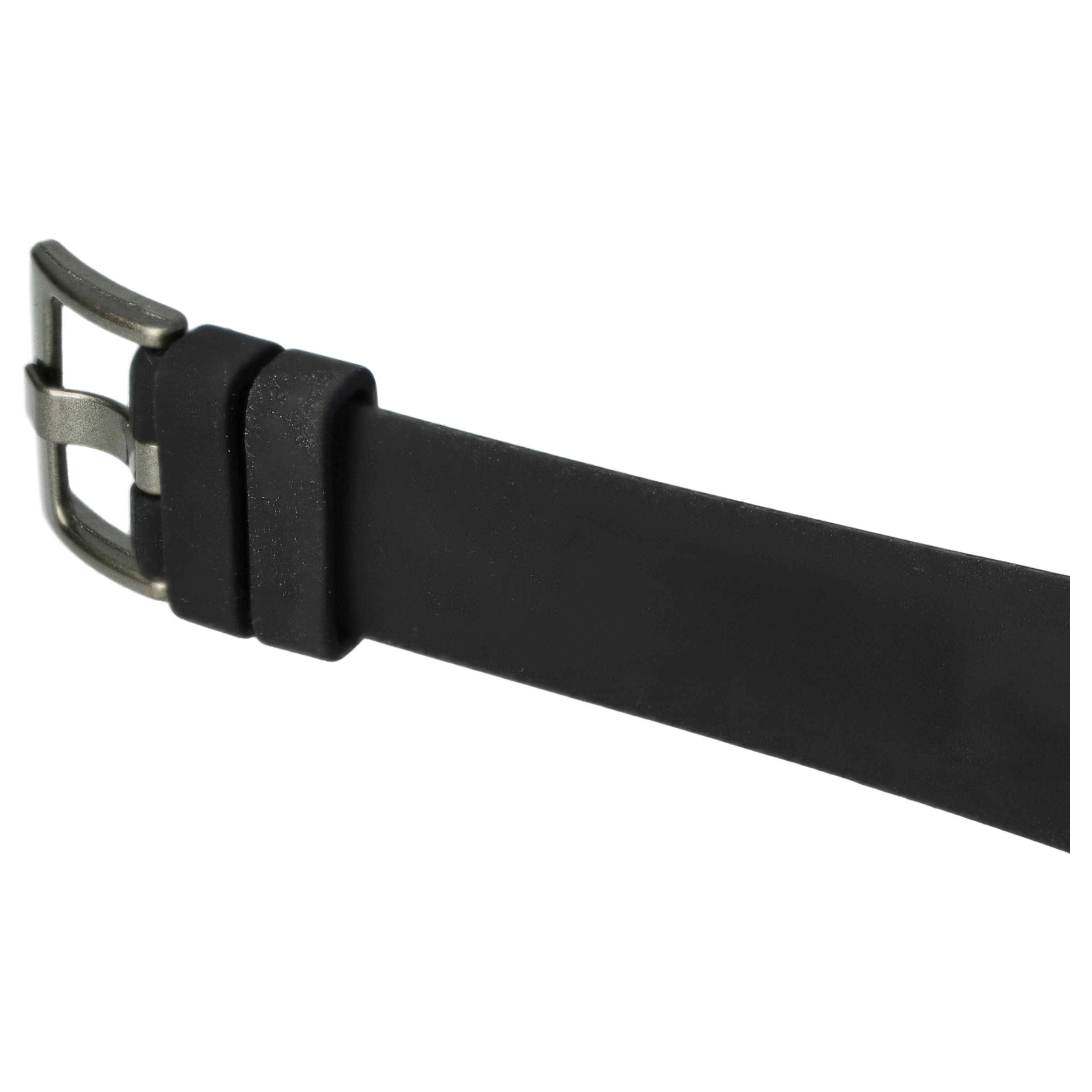 Eine Nahaufnahme des schwarzen Endes eines Gürtels mit einer silbernen Schnalle, die die Befestigungslöcher und zwei Gürtelschlaufen zeigt.