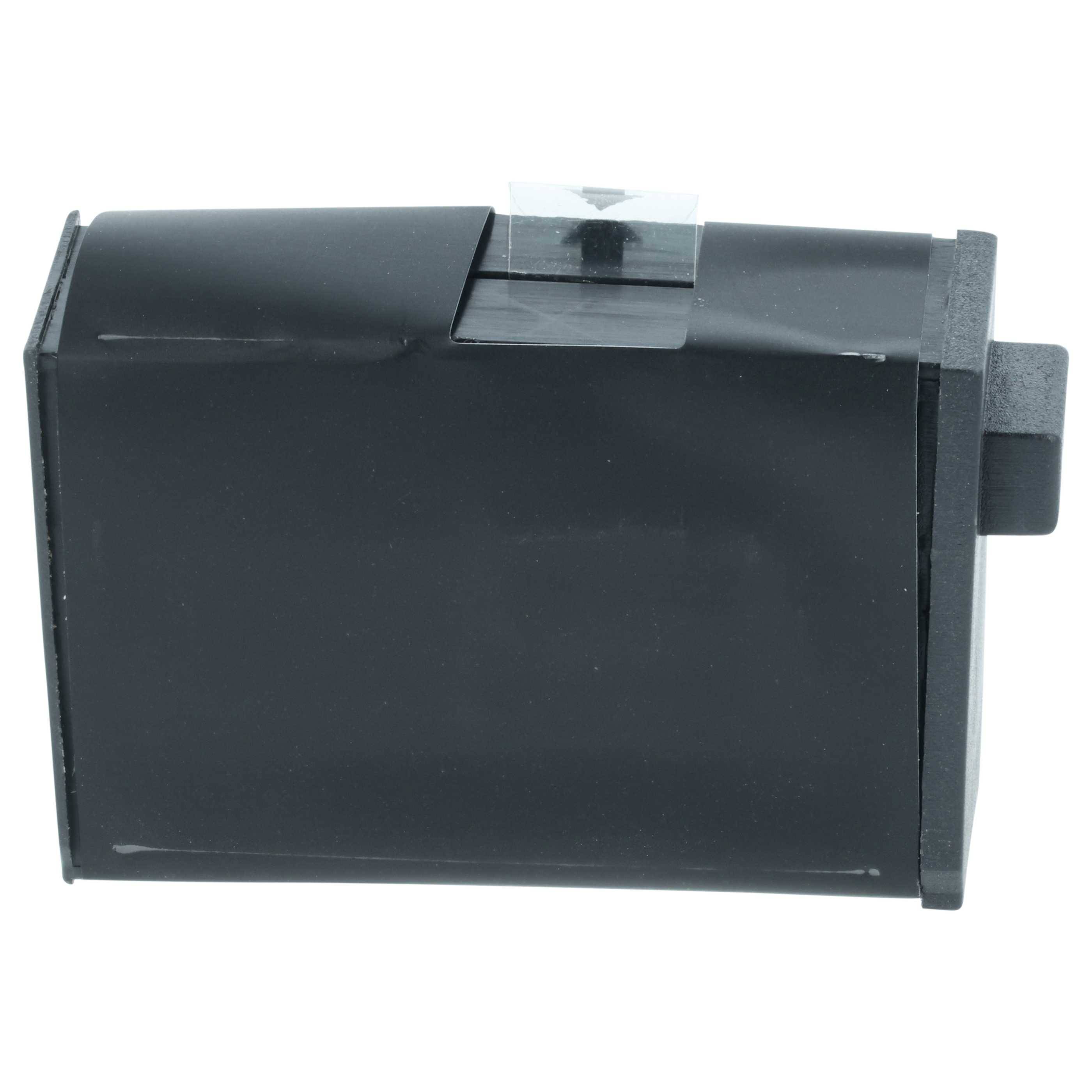 Eine schwarze Batterie mit rechteckiger Form und einer durchsichtigen Lasche auf der Oberseite liegt horizontal. Es scheint sich um eine Kamera- oder elektronische Gerätebatterie zu handeln.