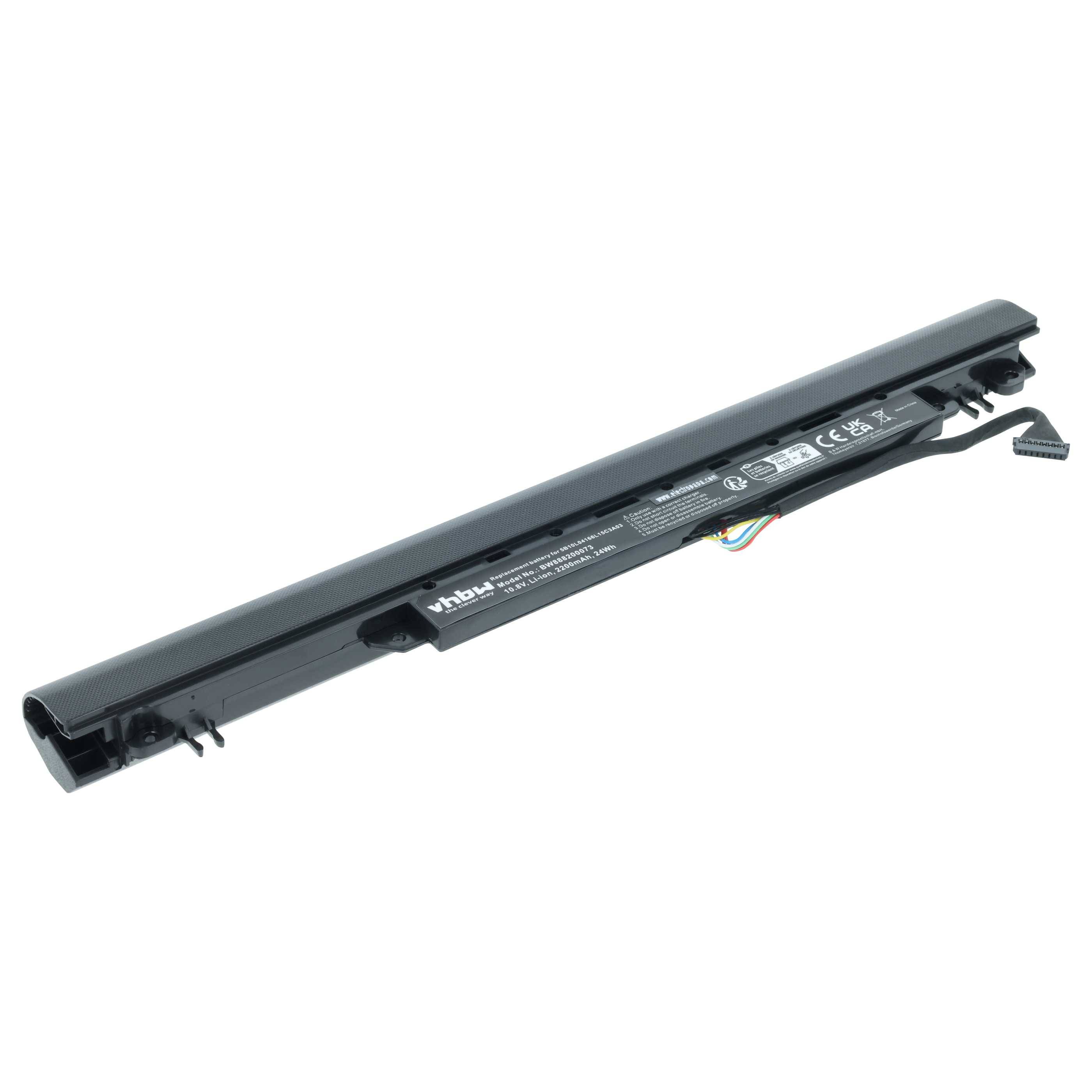 Eine lange, schwarze Laptop-Batterie mit sichtbaren Anschluss-Pins, auf deren Oberfläche technische Spezifikationen und Sicherheitszertifizierungen zu sehen sind.