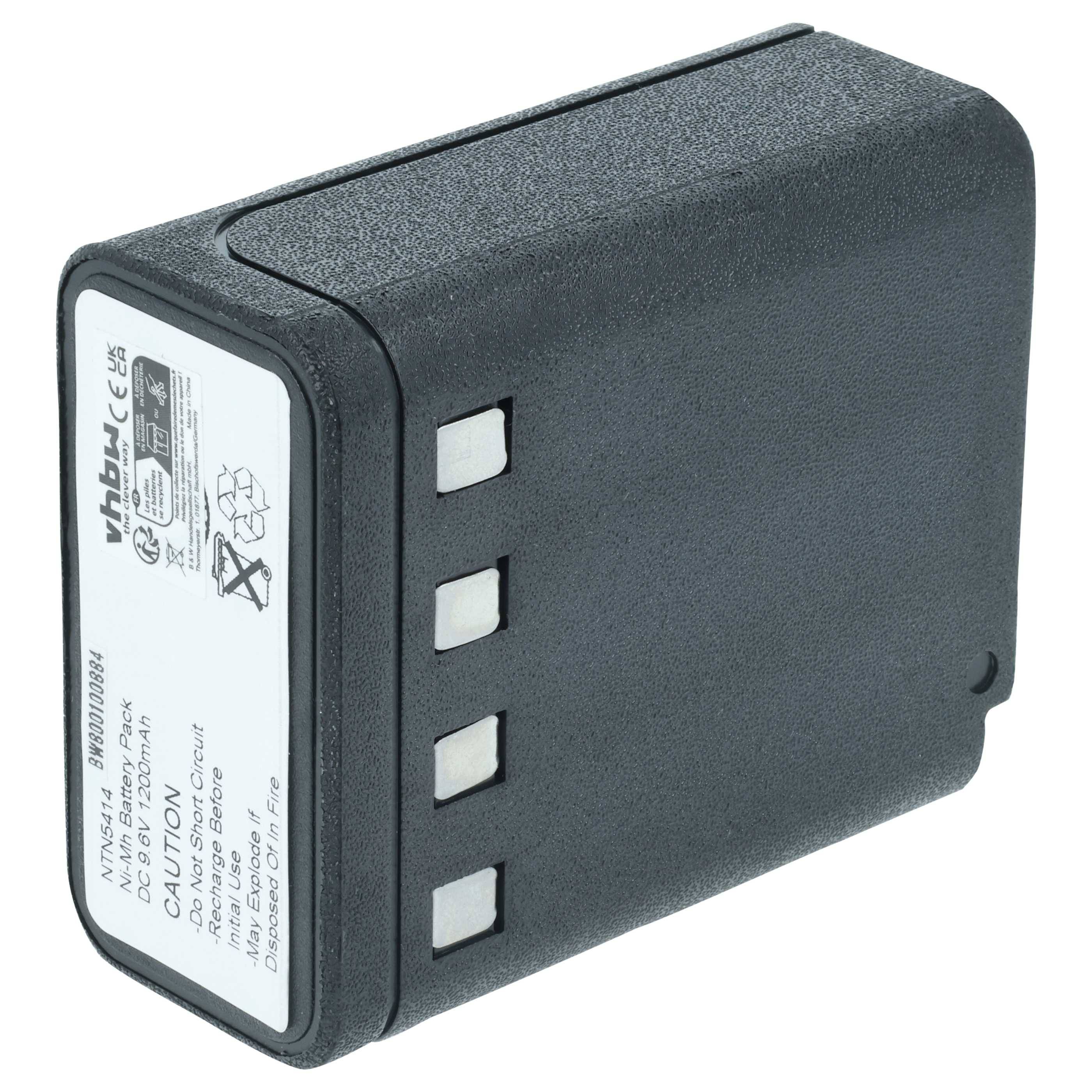 Ein schwarzes Batteriepack mit einem Etikett, das Warnsymbole und Konformitätskennzeichnungen zeigt. Es hat vier Metallkontakte auf einer Seite.