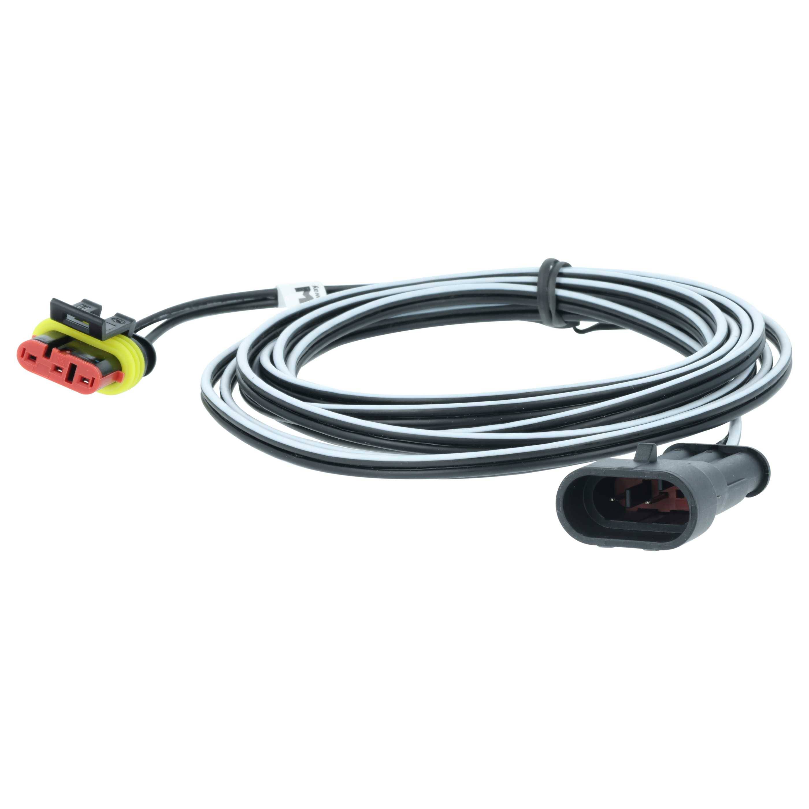 Ein gewickeltes automobiles Elektrokabel mit einem schwarzen Stecker an einem Ende und einem schwarzen und roten Stecker mit gelber Isolierung am anderen Ende.