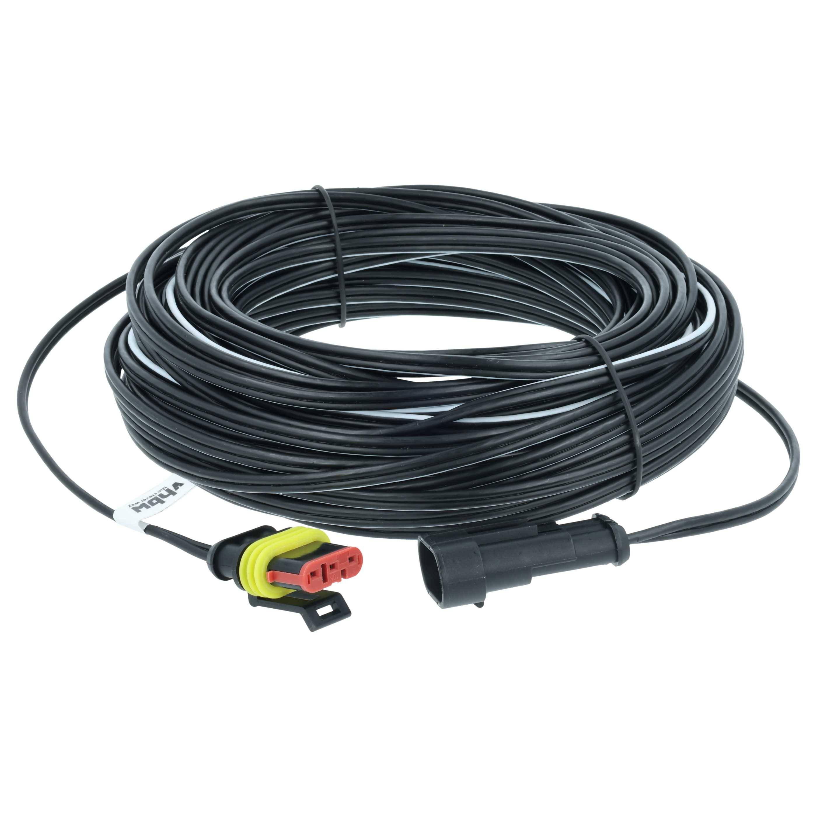 Ein gewickeltes schwarzes Kabel mit einem Anschluss, das für elektrische oder Datenübertragung verwendet wird, ist vor einem weißen Hintergrund zu sehen.