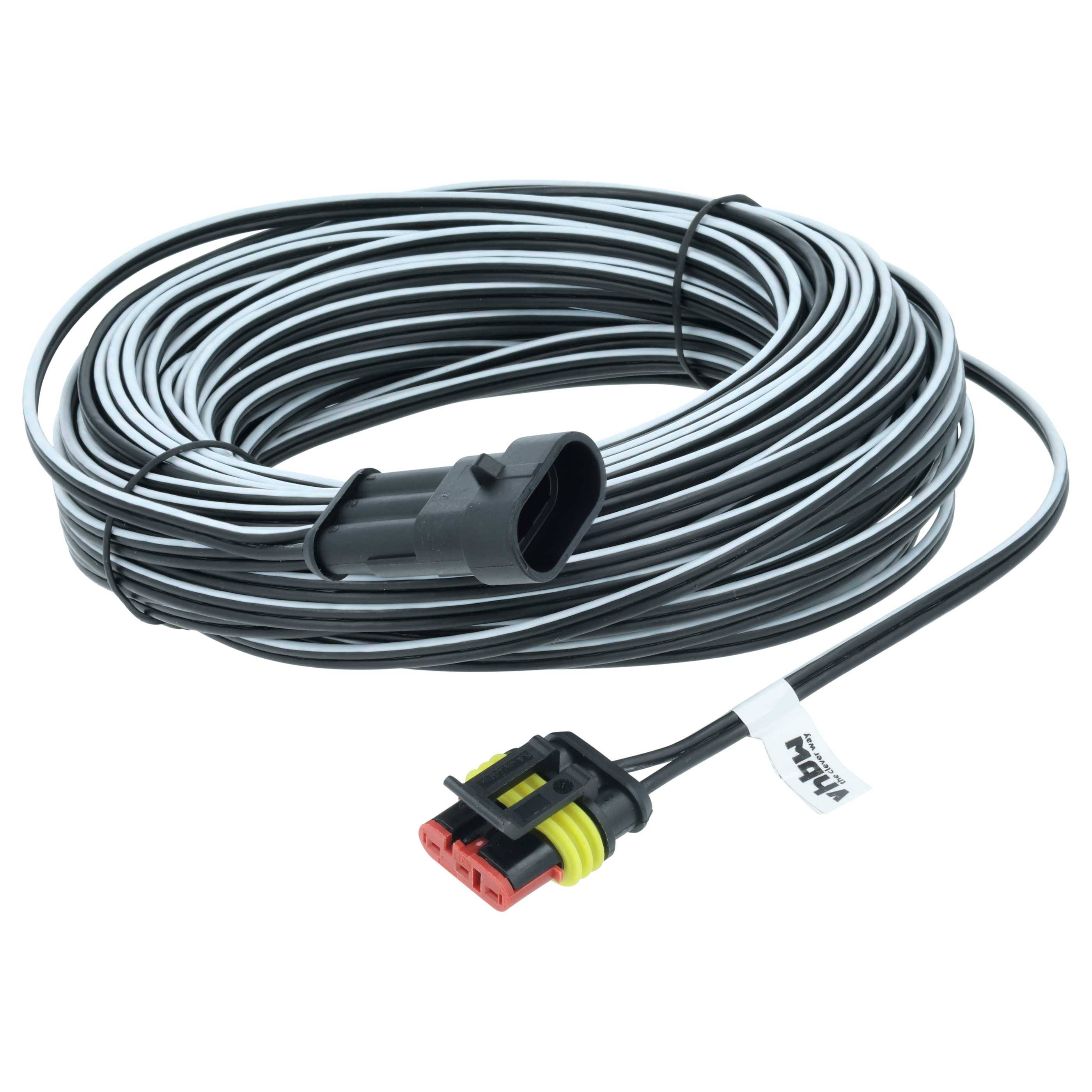 Ein gewickeltes elektrisches Kabel mit einem Stecker an einem Ende, das schwarze und weiße Leitungen aufweist.