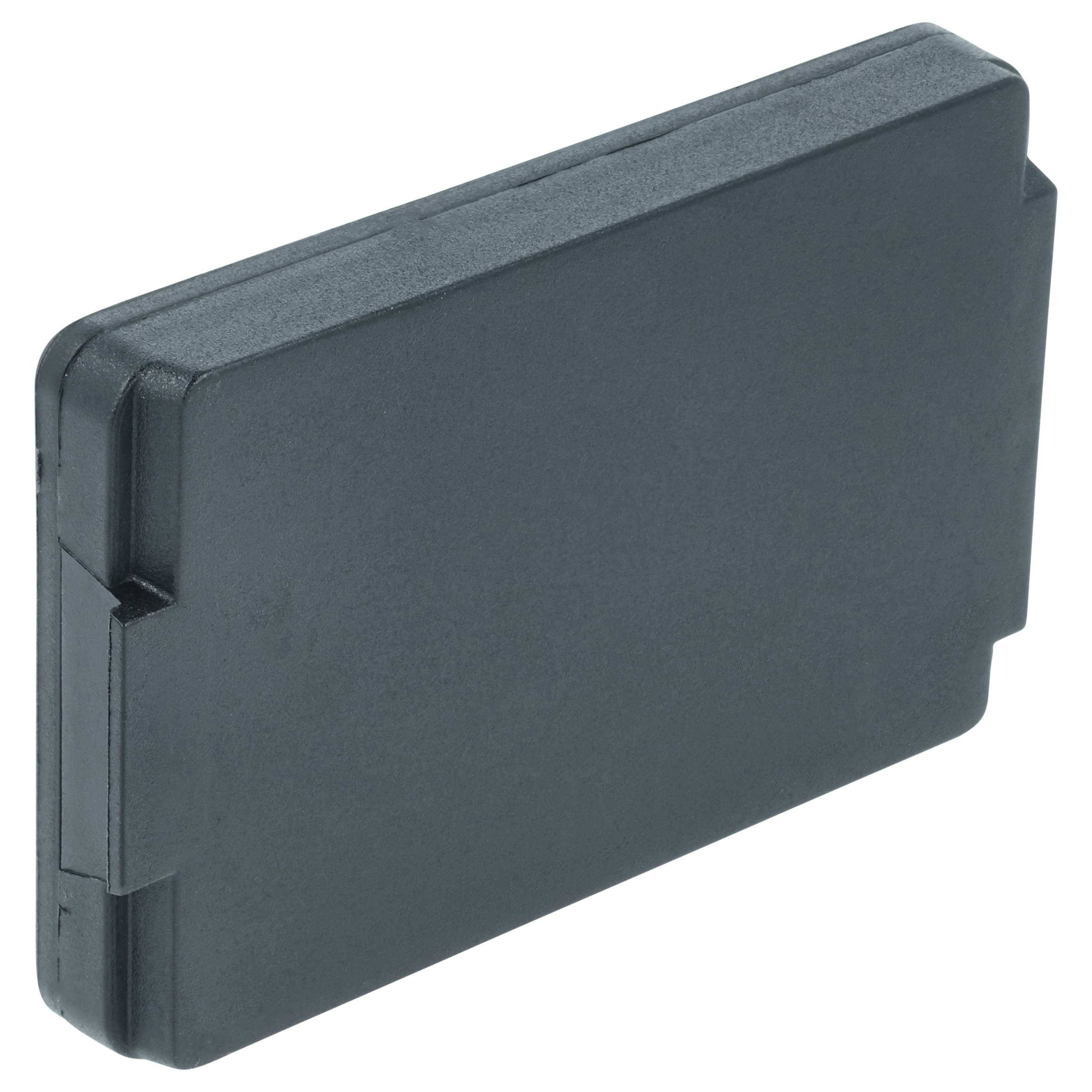 Ein kleines, schwarzes rechteckiges elektronisches Gerät mit abgerundeten Kanten, möglicherweise eine Batterie oder eine elektronische Komponente, auf einem einfarbigen weißen Hintergrund.