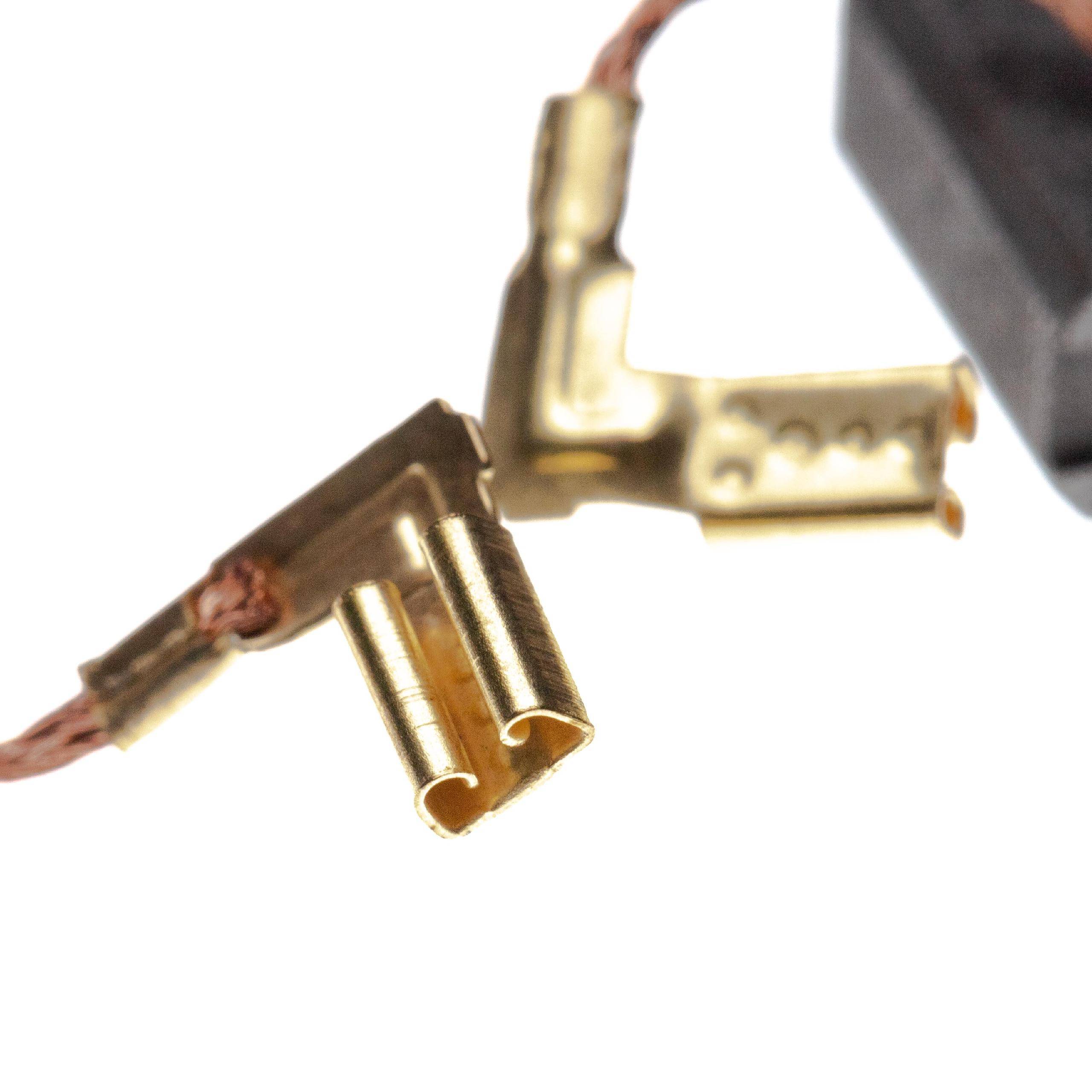 Eine Nahaufnahme eines durchtrennten elektrischen Drahts mit freiliegendem Kupfer und zwei abgetrennten Messingverbindern, die auf einen unterbrochenen oder unvollständigen Stromkreis hindeuten.