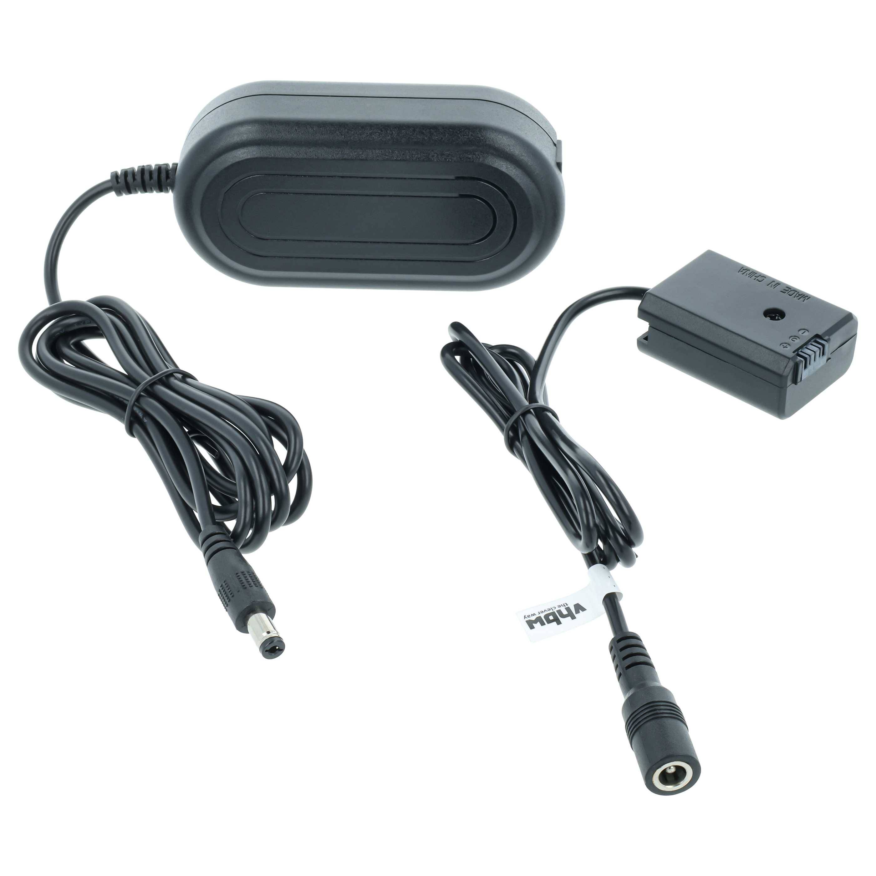 Ein schwarzer Stromadapter mit angeschlossenen Kabeln und einem Akku, der zum Stromversorgung elektronischer Geräte verwendet wird.