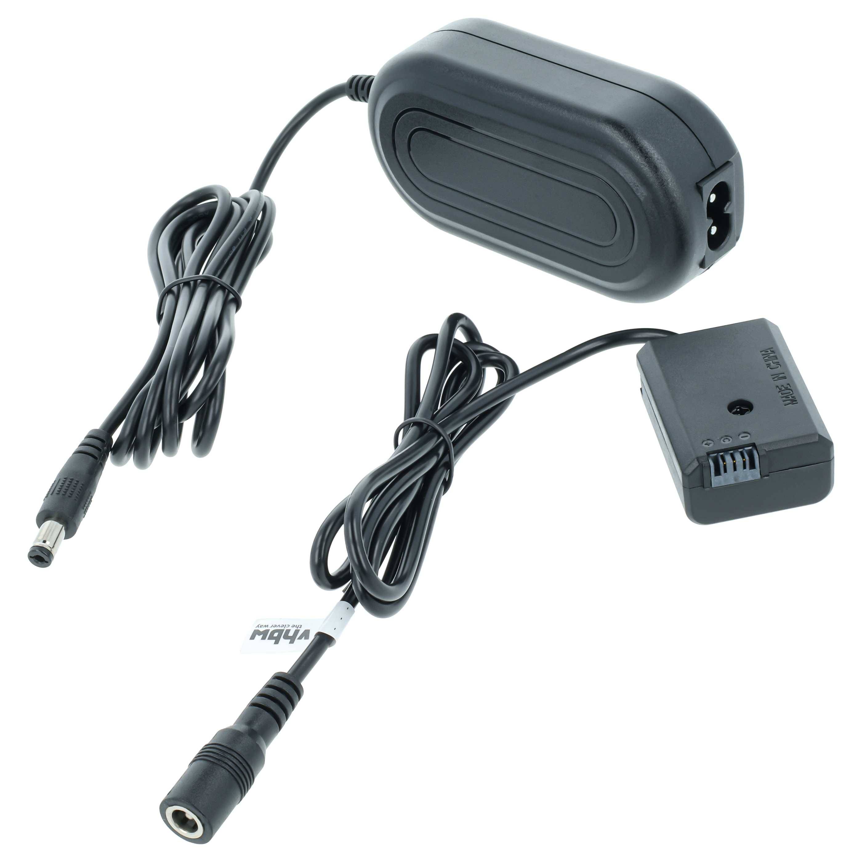 Ein schwarzer Stromadapter mit Kabeln und einer batterieförmigen Komponente, möglicherweise zur Stromversorgung einer Kamera oder eines ähnlichen Geräts.