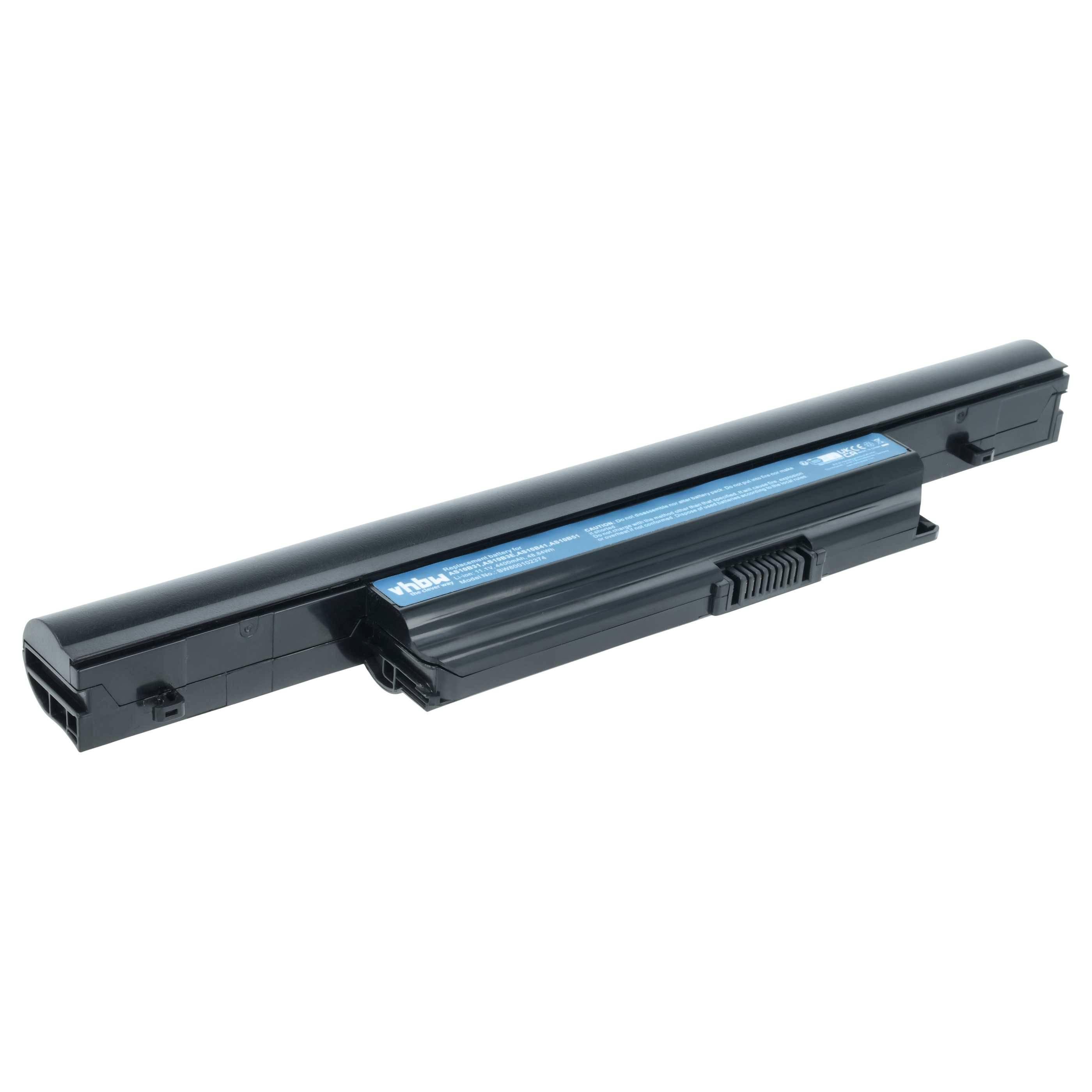 Eine schwarze, rechteckige Laptop-Batterie mit einem blauen Etikett, das technische Informationen anzeigt und für verschiedene Laptop-Modelle konzipiert ist.