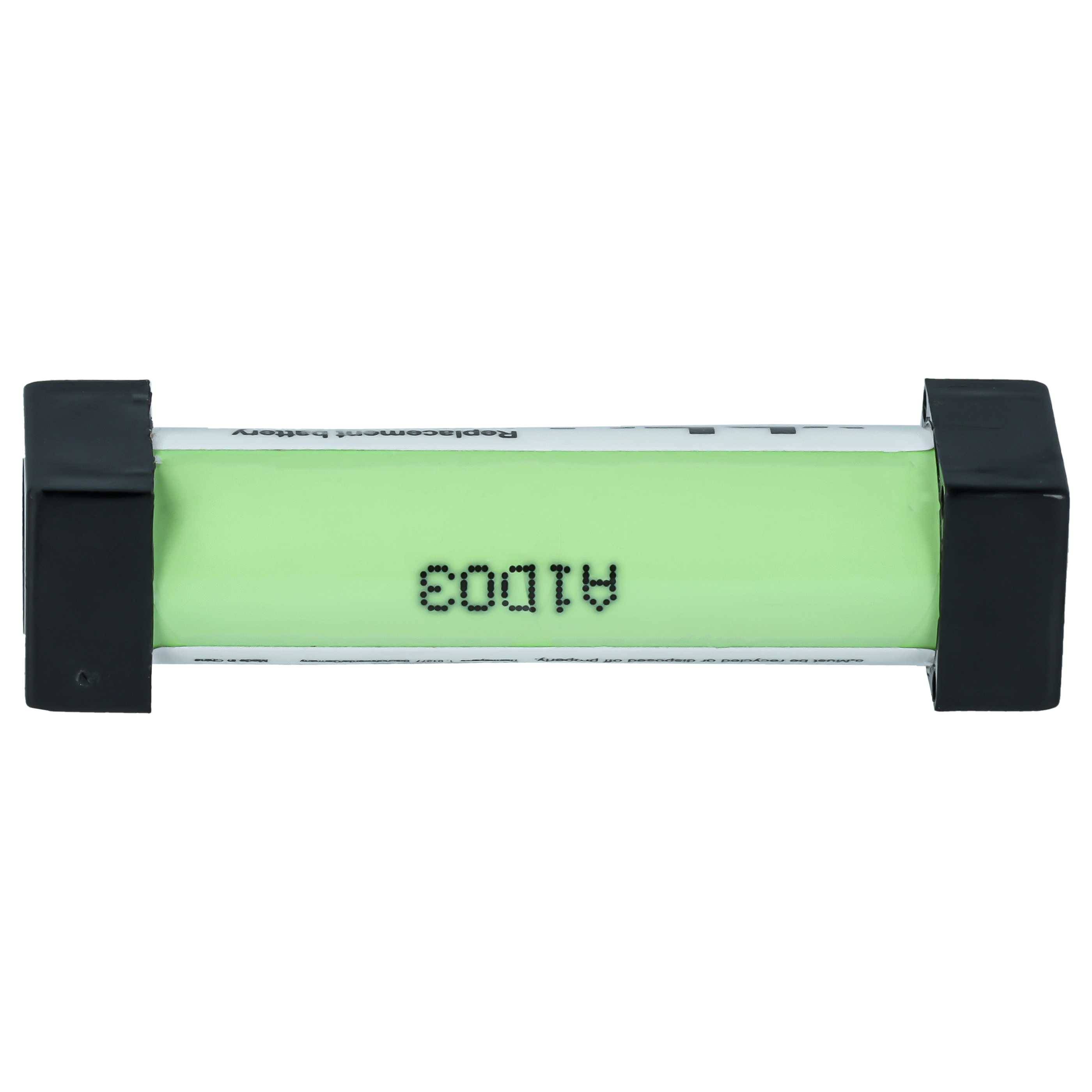 Grüne zylindrische Batteriezelle mit schwarzen Endkappen, horizontal auf weißem Hintergrund dargestellt.