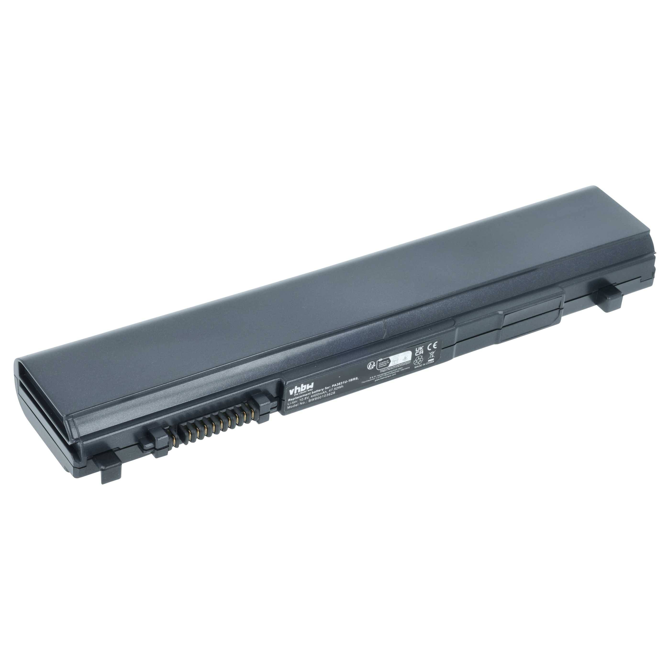 Eine schwarze Laptop-Batterie mit Modelldetails und Spezifikationen, die an ihrer Seite gedruckt sind und für die Kompatibilität mit einem bestimmten Laptop entwickelt wurde.