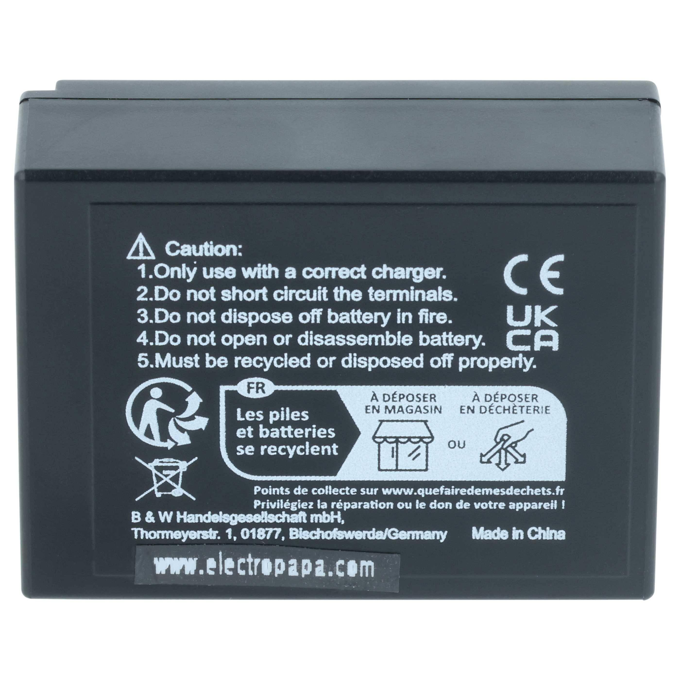 Schwarze Batterie mit Sicherheitshinweisen, einschließlich 'Nur mit dem richtigen Ladegerät verwenden'. Enthält Symbole für Recycling und Zertifizierungszeichen. Hergestellt in China.