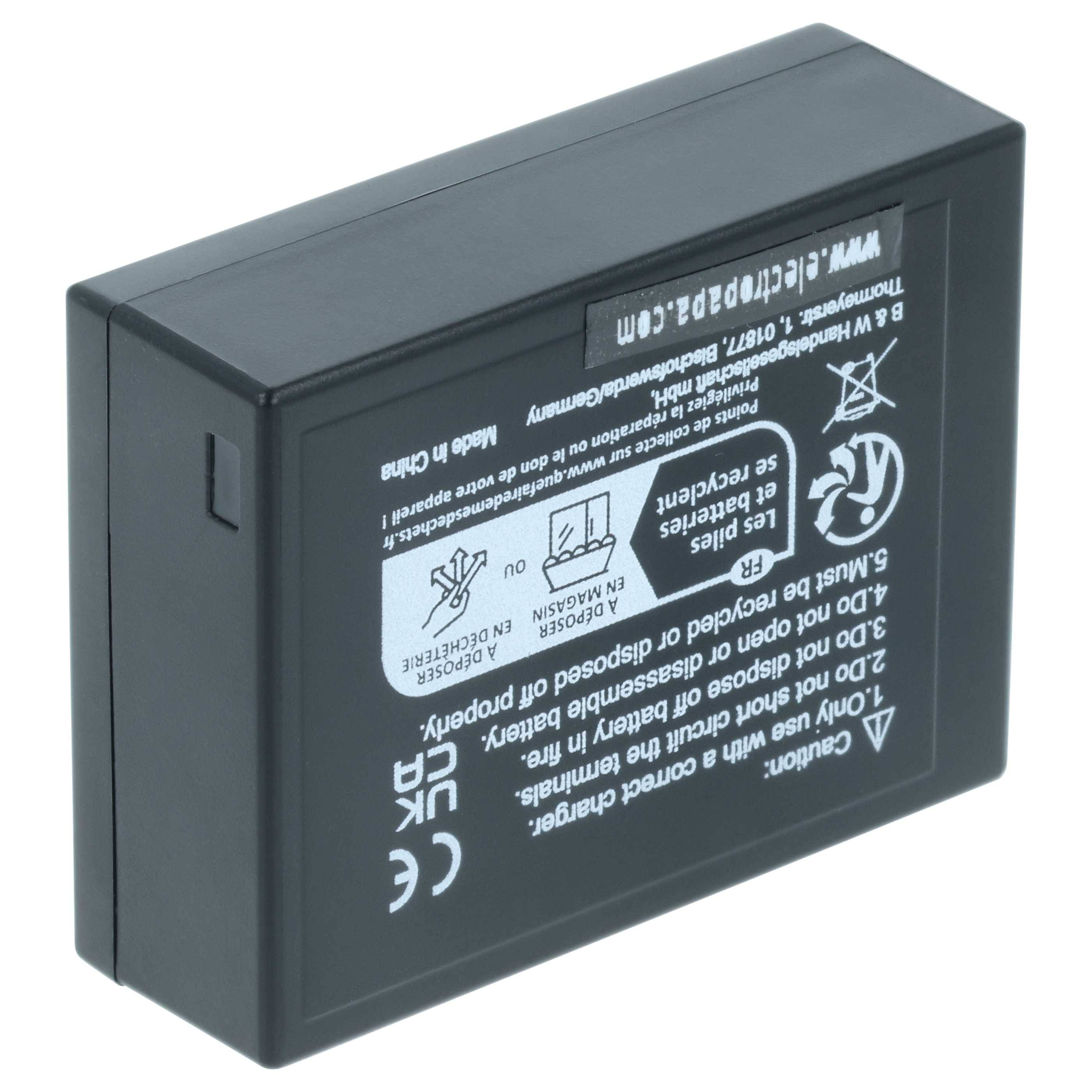 Eine rechteckige schwarze Batterie mit aufgedruckten Warnhinweisen und Zertifizierungen, einschließlich Recycling-Symbolen und Anleitungen in mehreren Sprachen.
